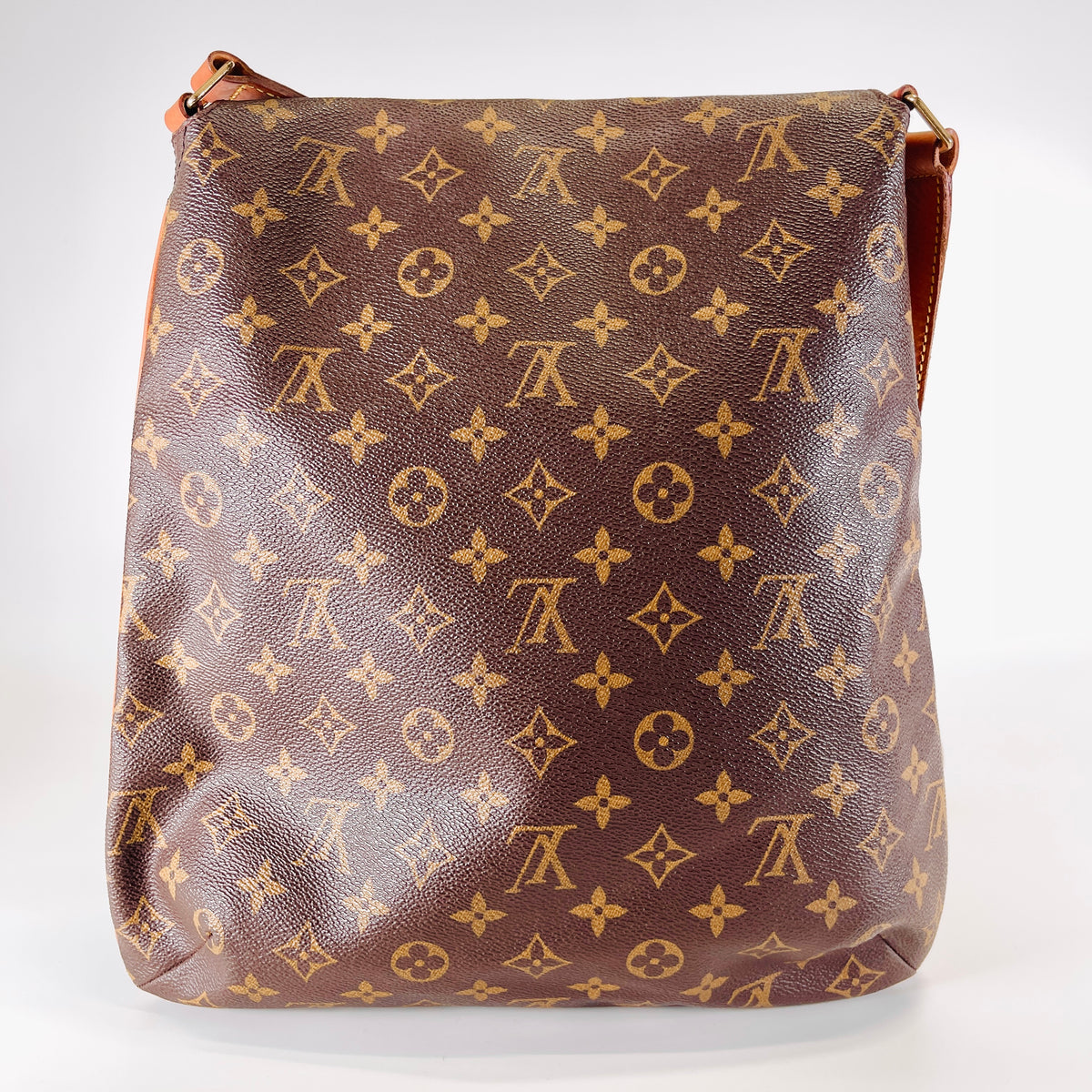 2605 secondhand LV Monogram Musette