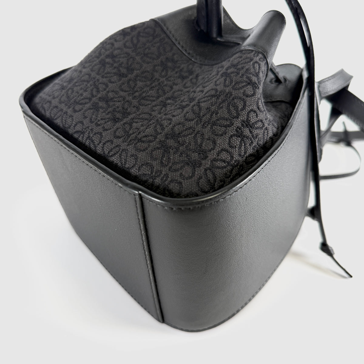 2607 secondhand LOEWE hammock black