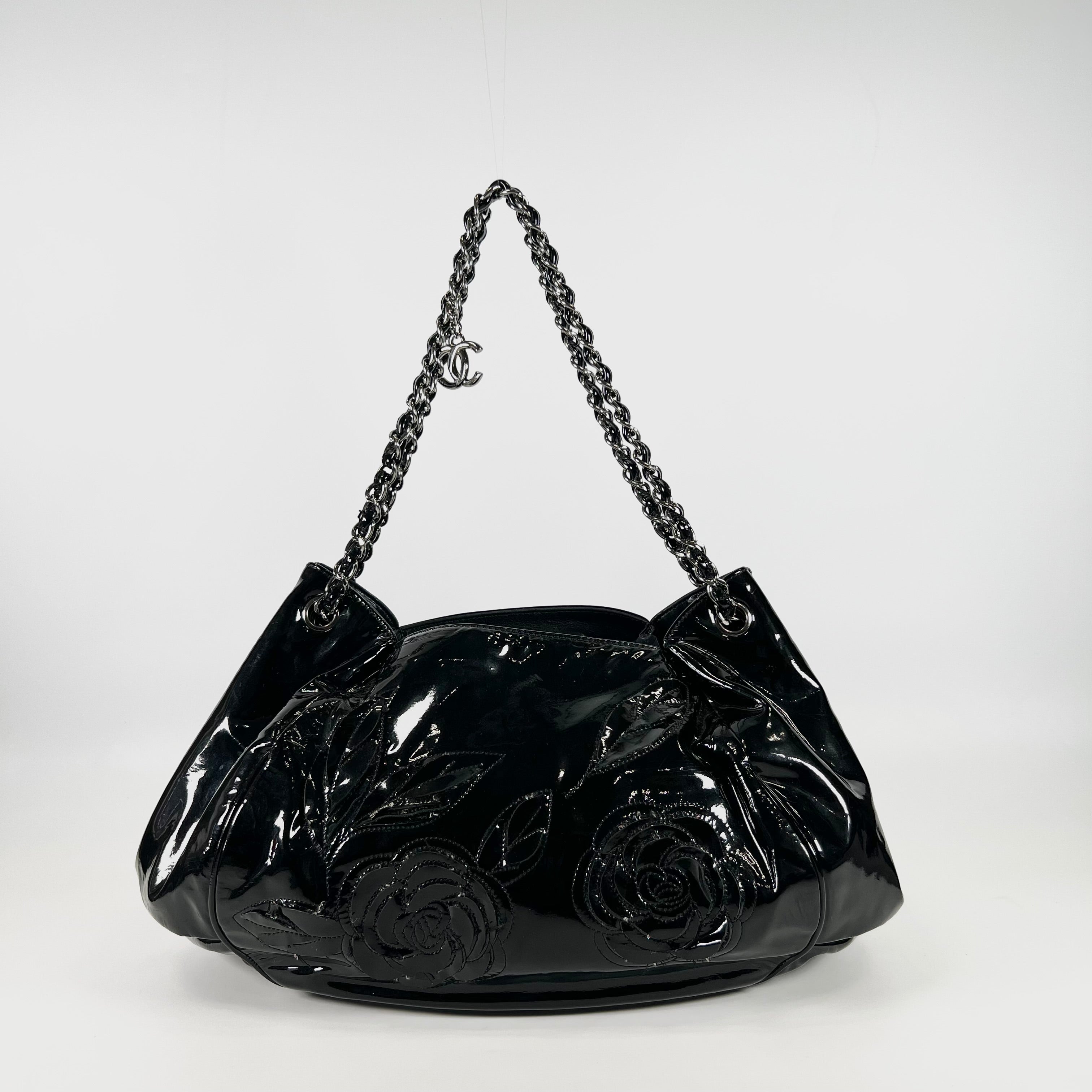 2506 CHANEL enamel shoulder bag