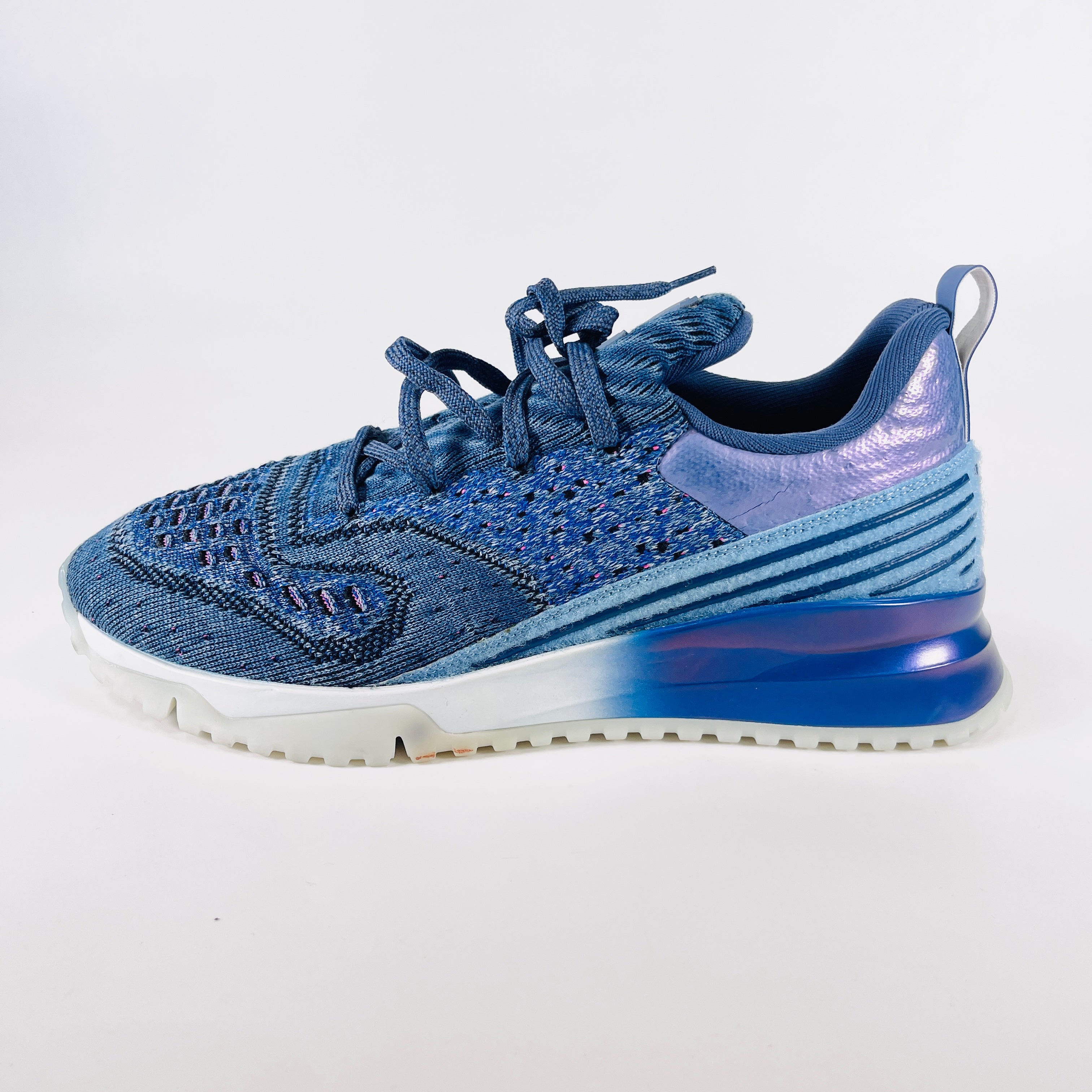 2604 secondhand LV sneakers