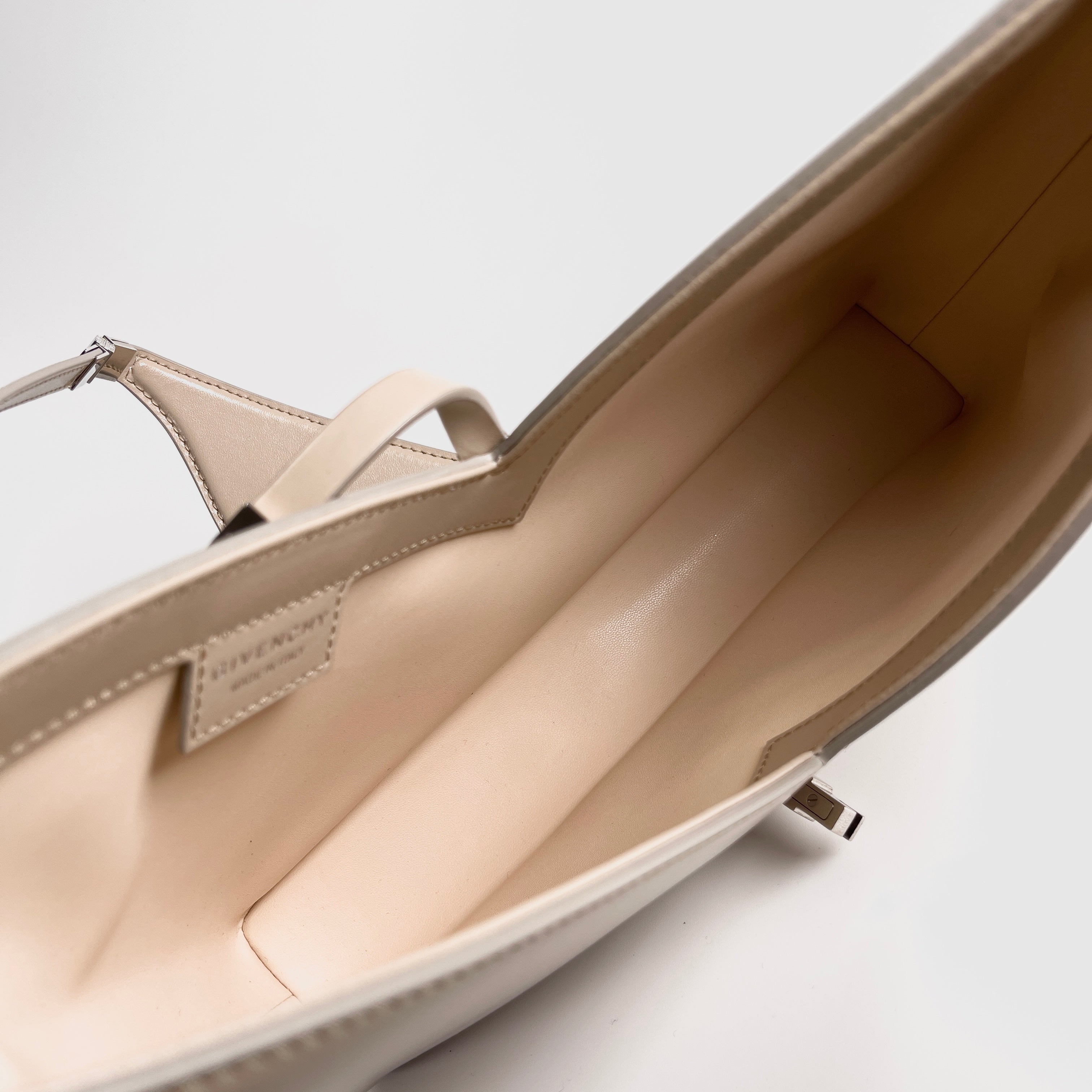 2604 secondhand GIVENCHY van bag shoulder beige / leather