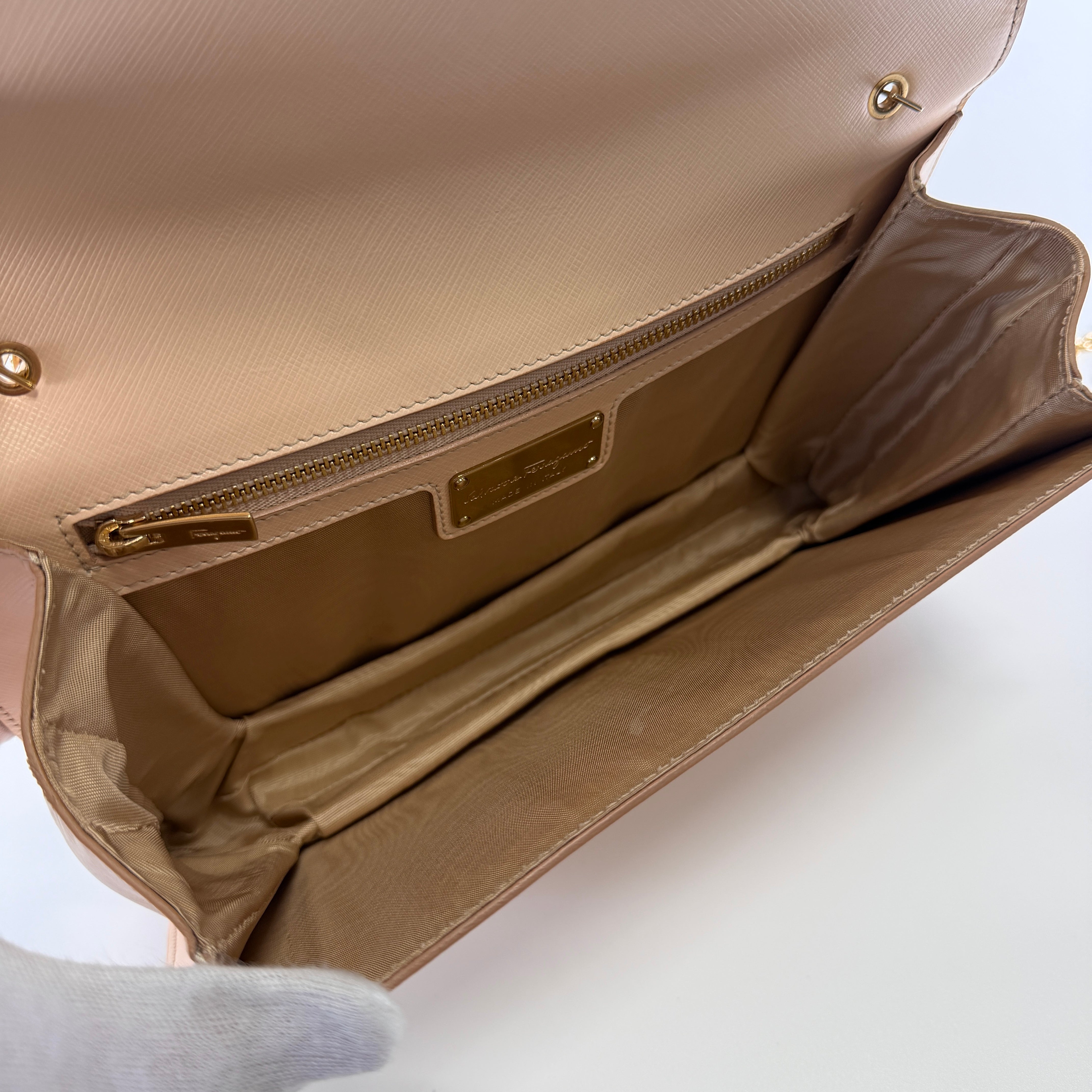 2607 secondhand Ferragamo Vara Ribbon leather Chain Shoulder Bag beige