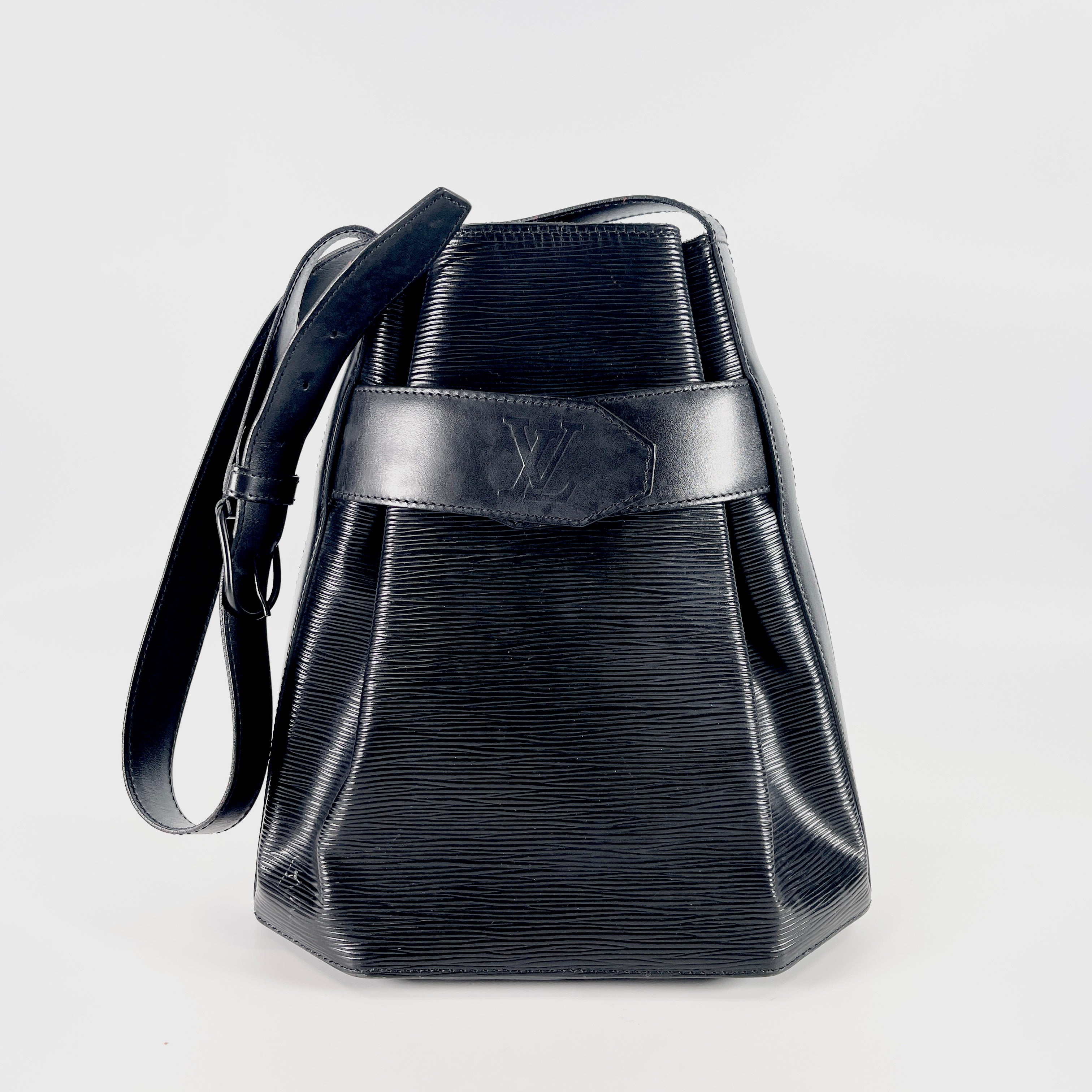 2605 secondhand LV Epi Sack DePaul PM