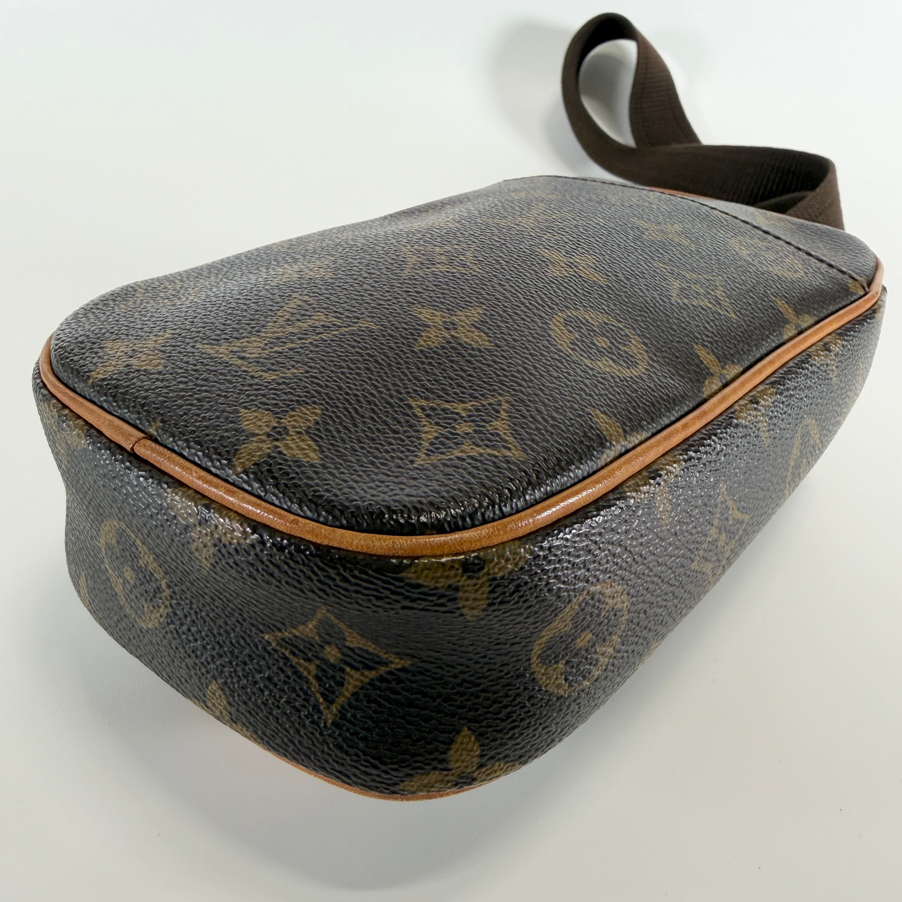 2606 secondhand LV Monogram Pochette Ganju