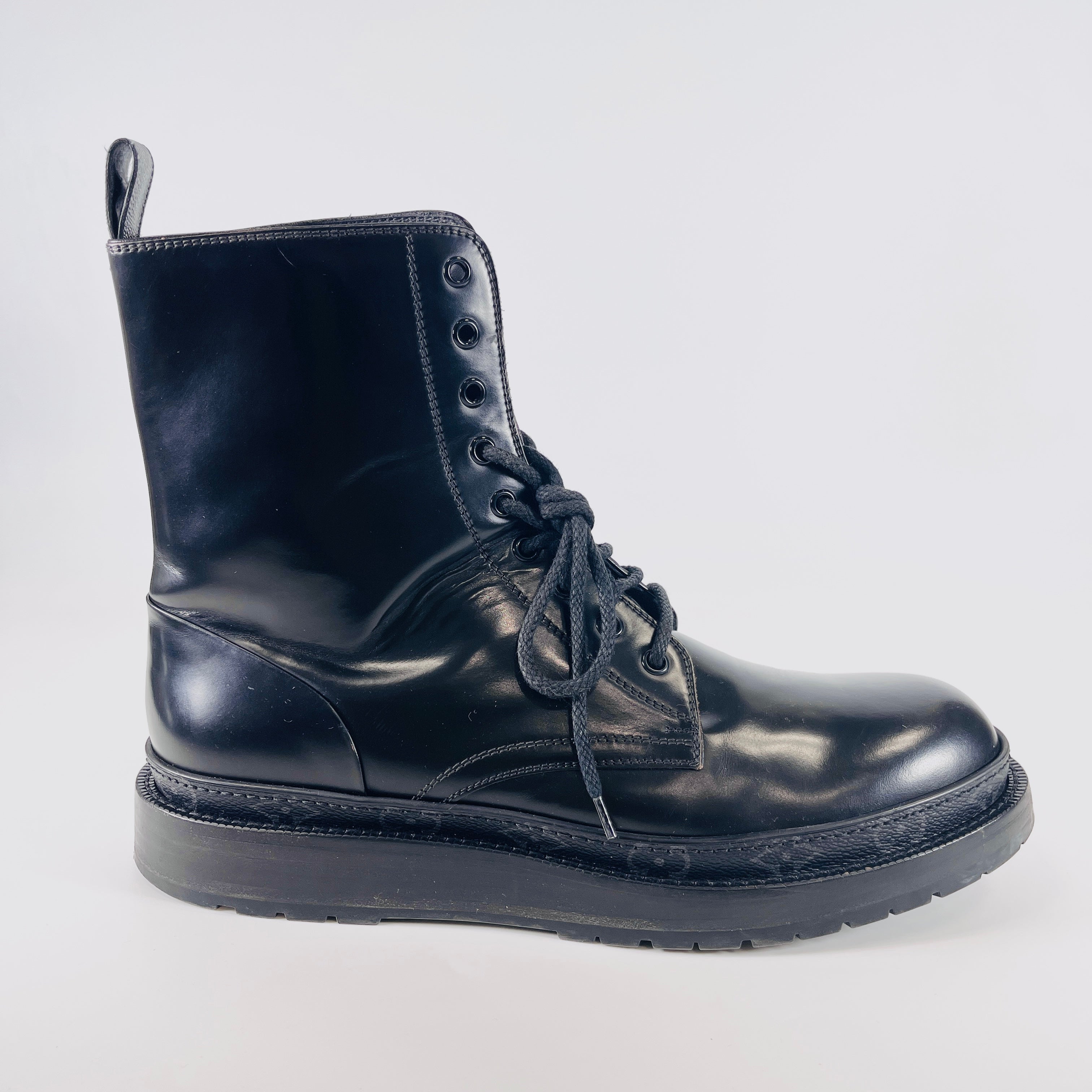 2604 secondhand LV boots