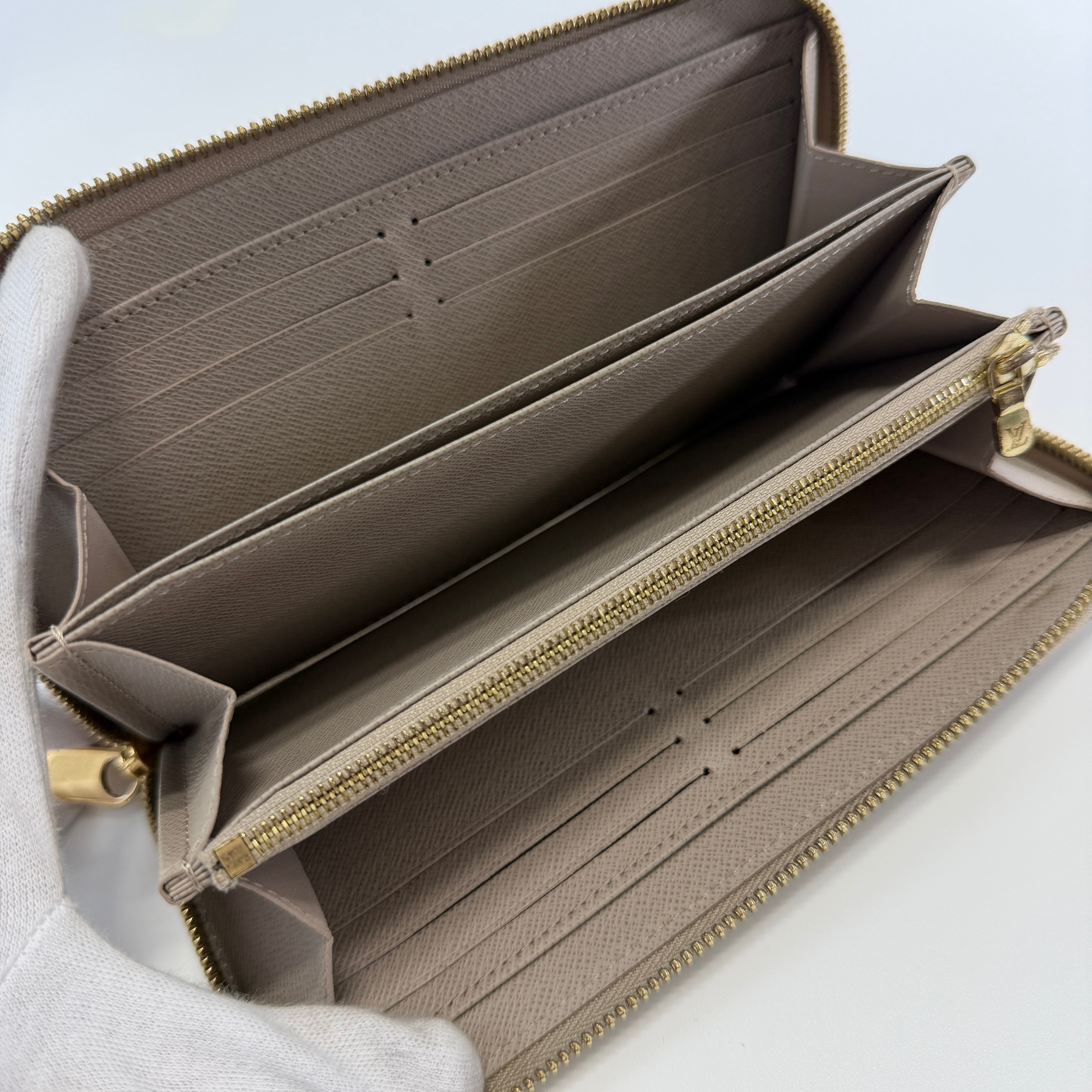 2607 secondhand LV Epi Zippy Wallet
