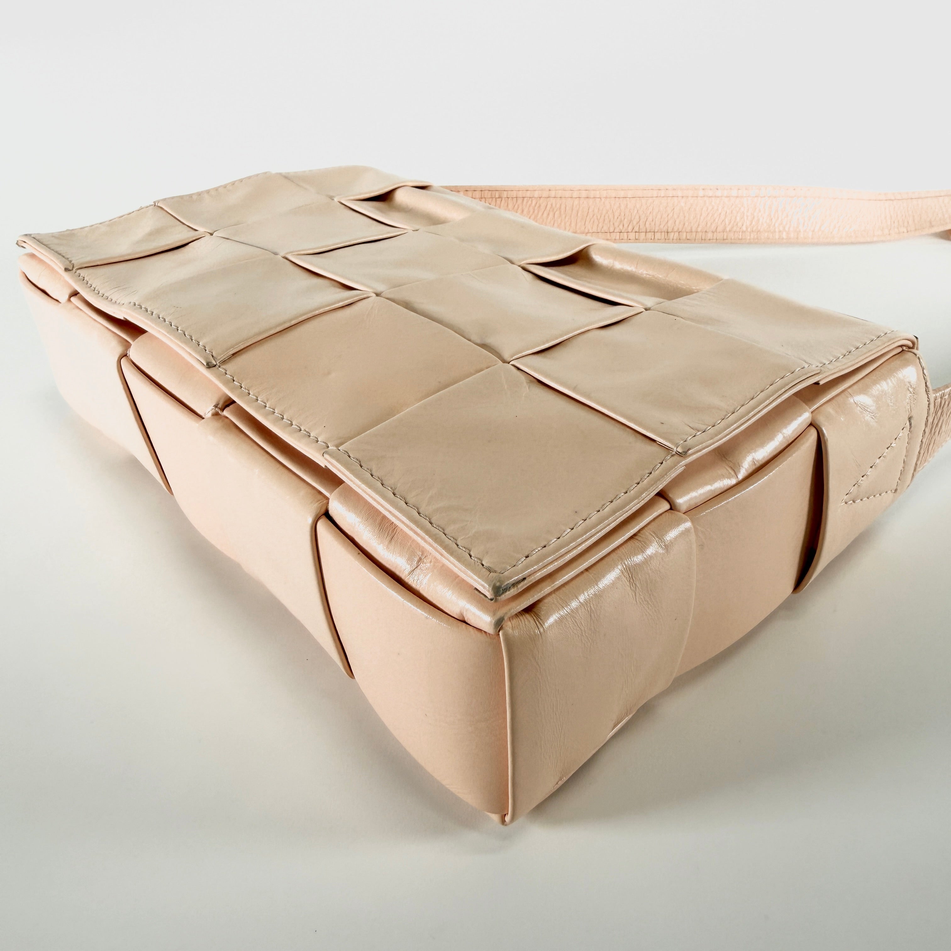 2605 secondhand BOTTEGAVENETA Maxi Intrecciato cassette leather Shoulder bag beige