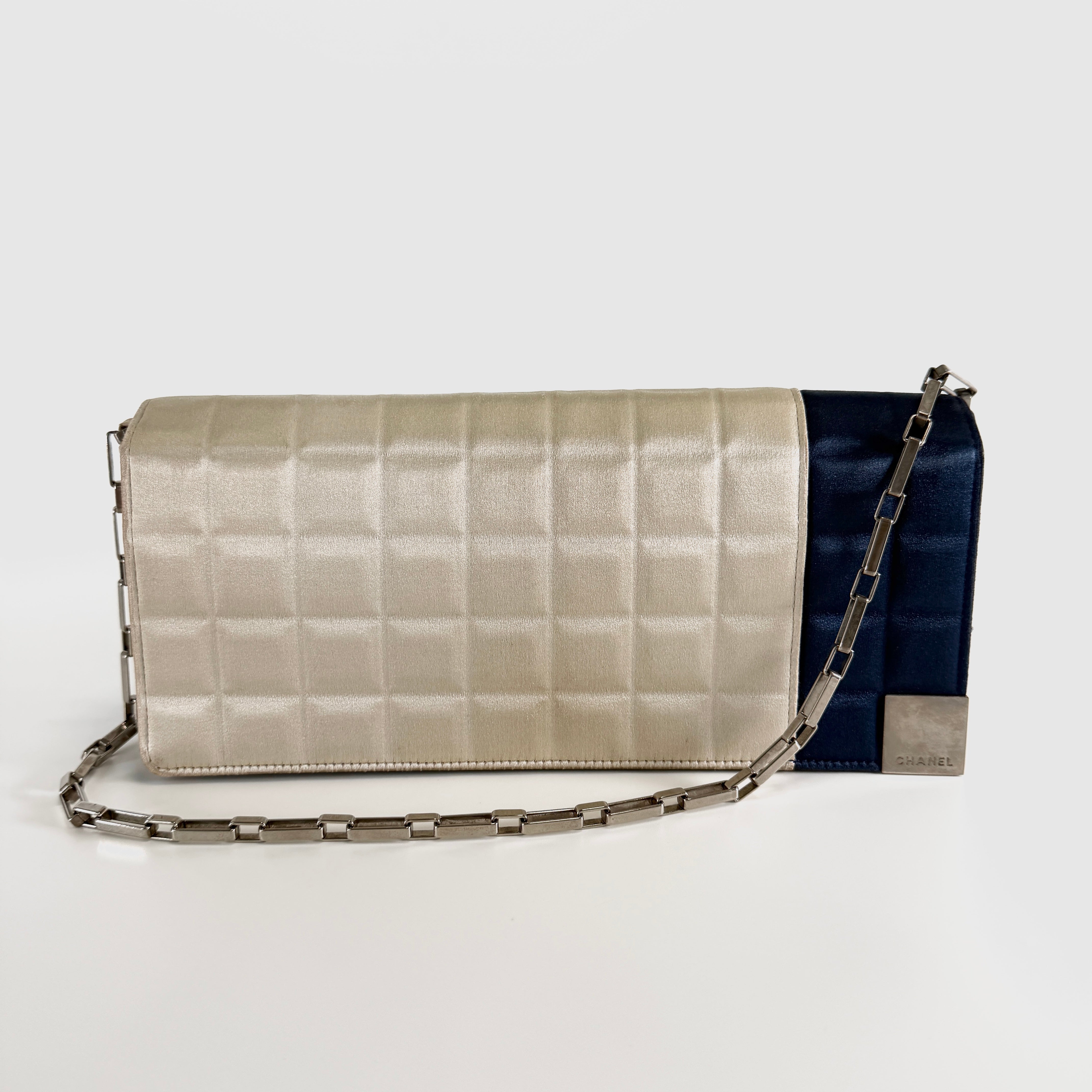 2606 secondhand CHANEL Shoulder bag / Crossbody Bag chocolate bar
