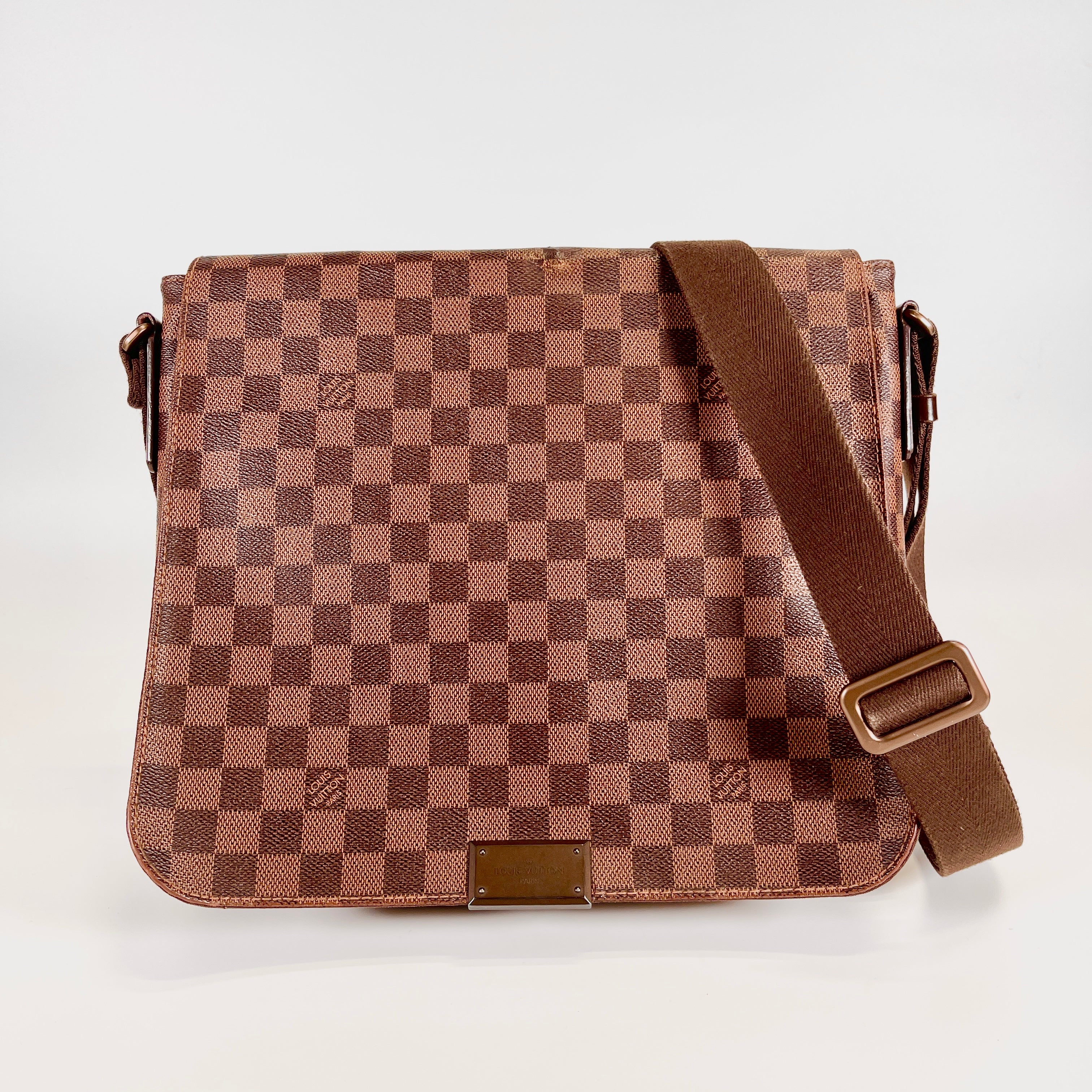 2604 secondhand LV Shoulder bag / Crossbody Bag District
