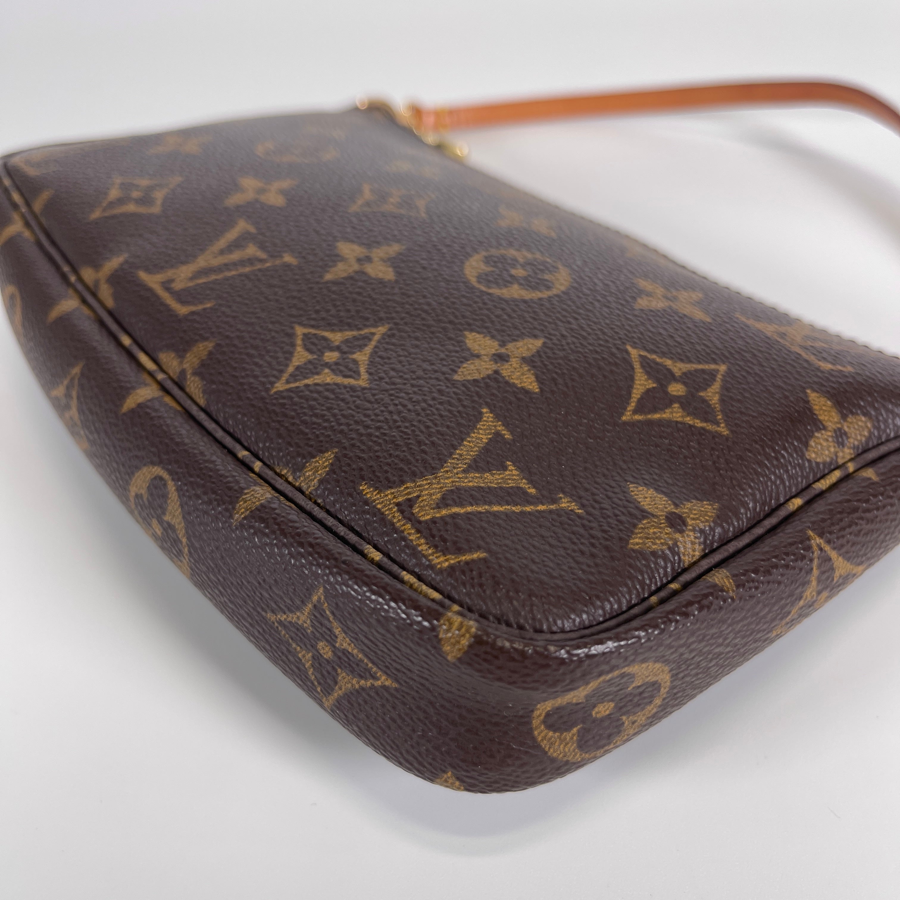 2605 secondhand LV Monogram Pochette accessories