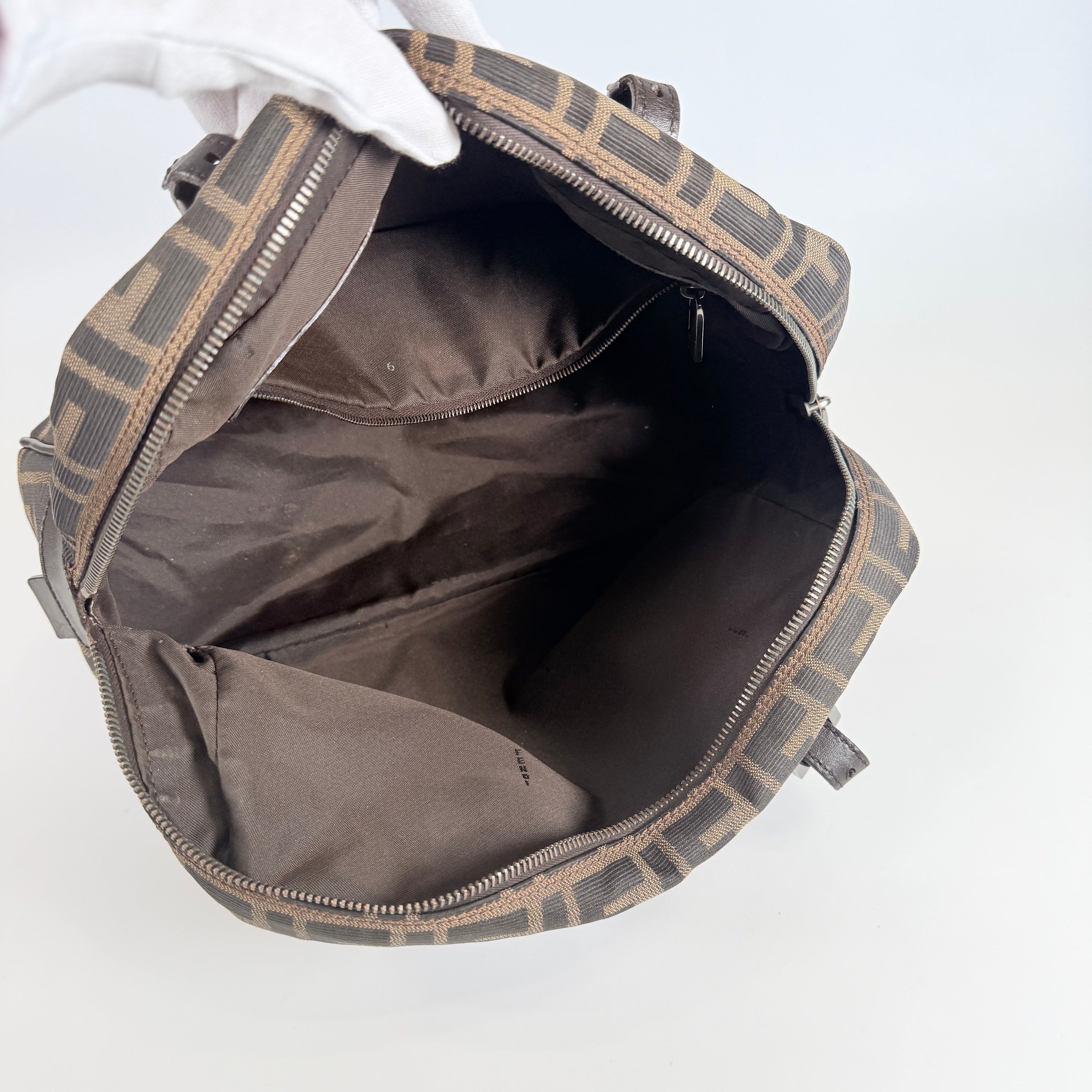 2607 secondhand FENDI Zucca hand bag