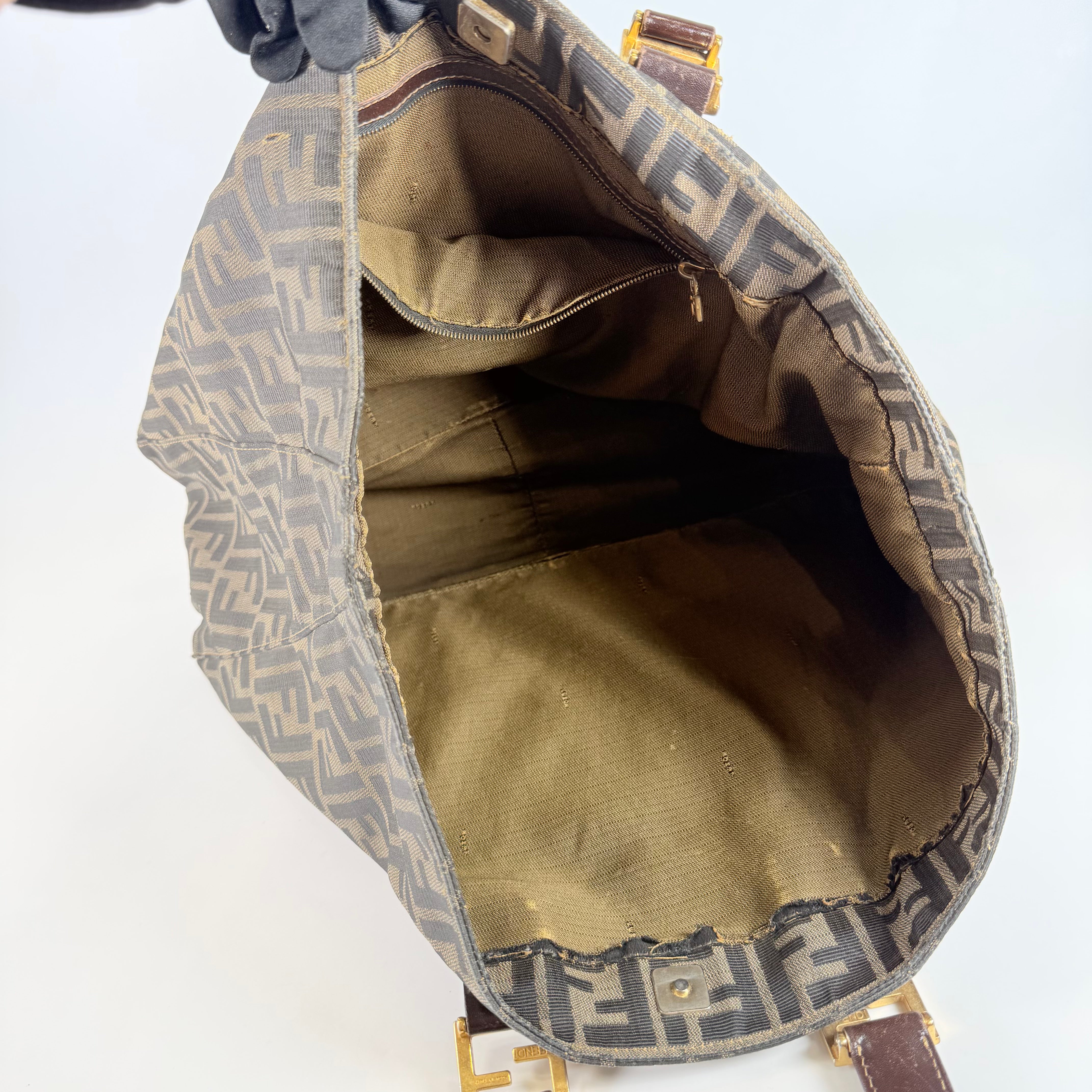 2607 secondhand FENDI Handbag FF Gold-tone Hardware Old Fendi Interior Upper Section Peeling Bottom Stain