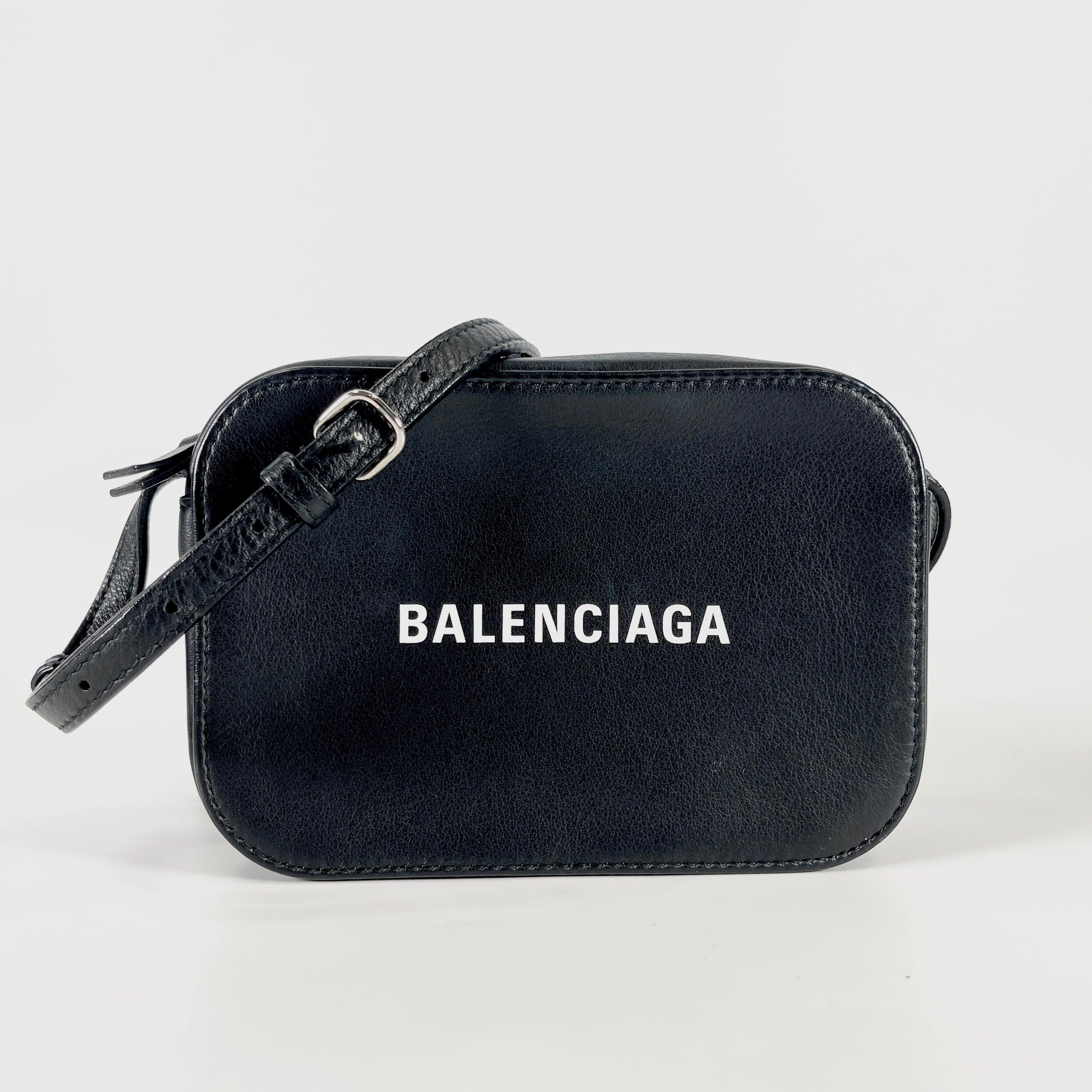 2603 secondhand BALENCIAGA Shoulder bag camera bag logo black The