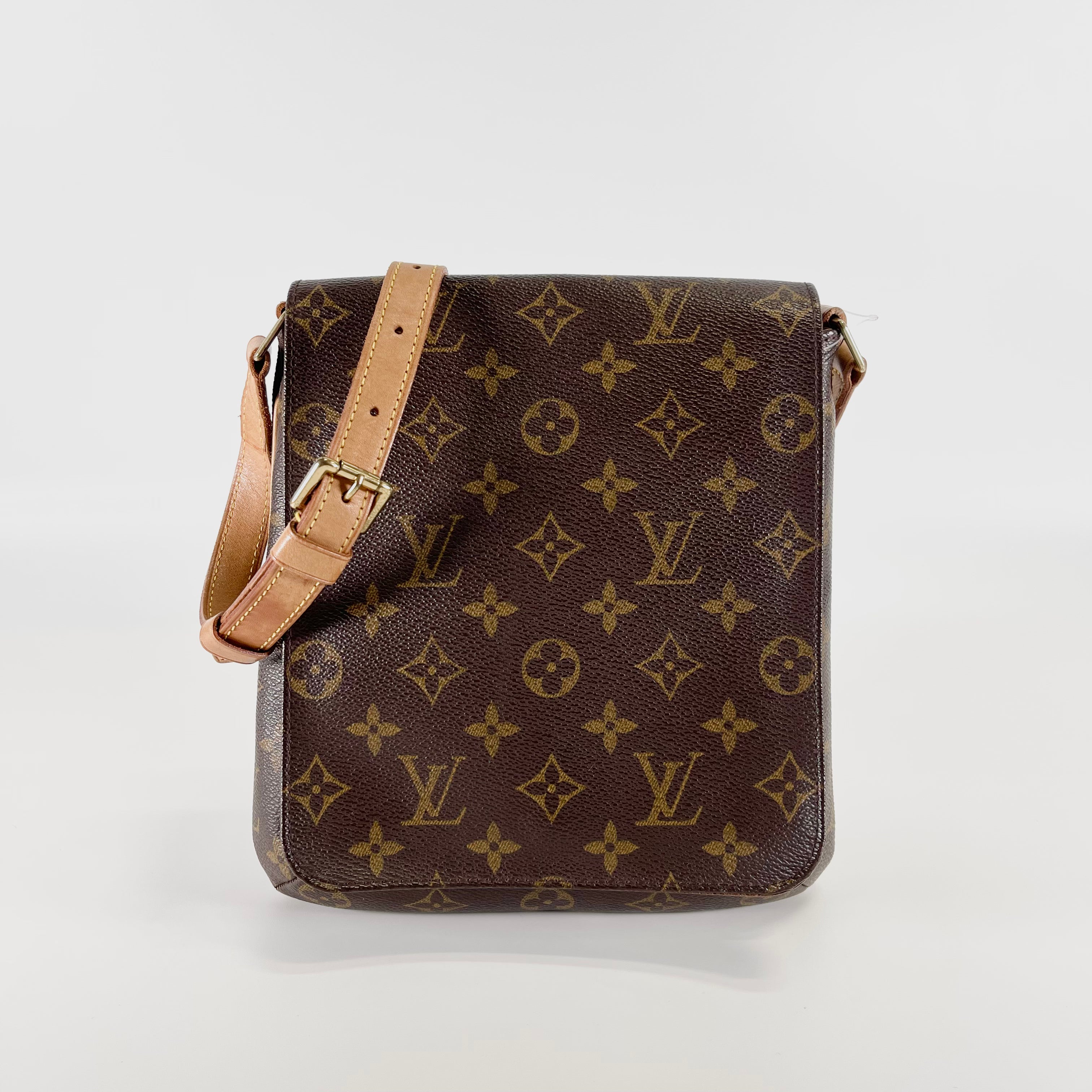 2602 secondhand LV Monogram Musette salsa short