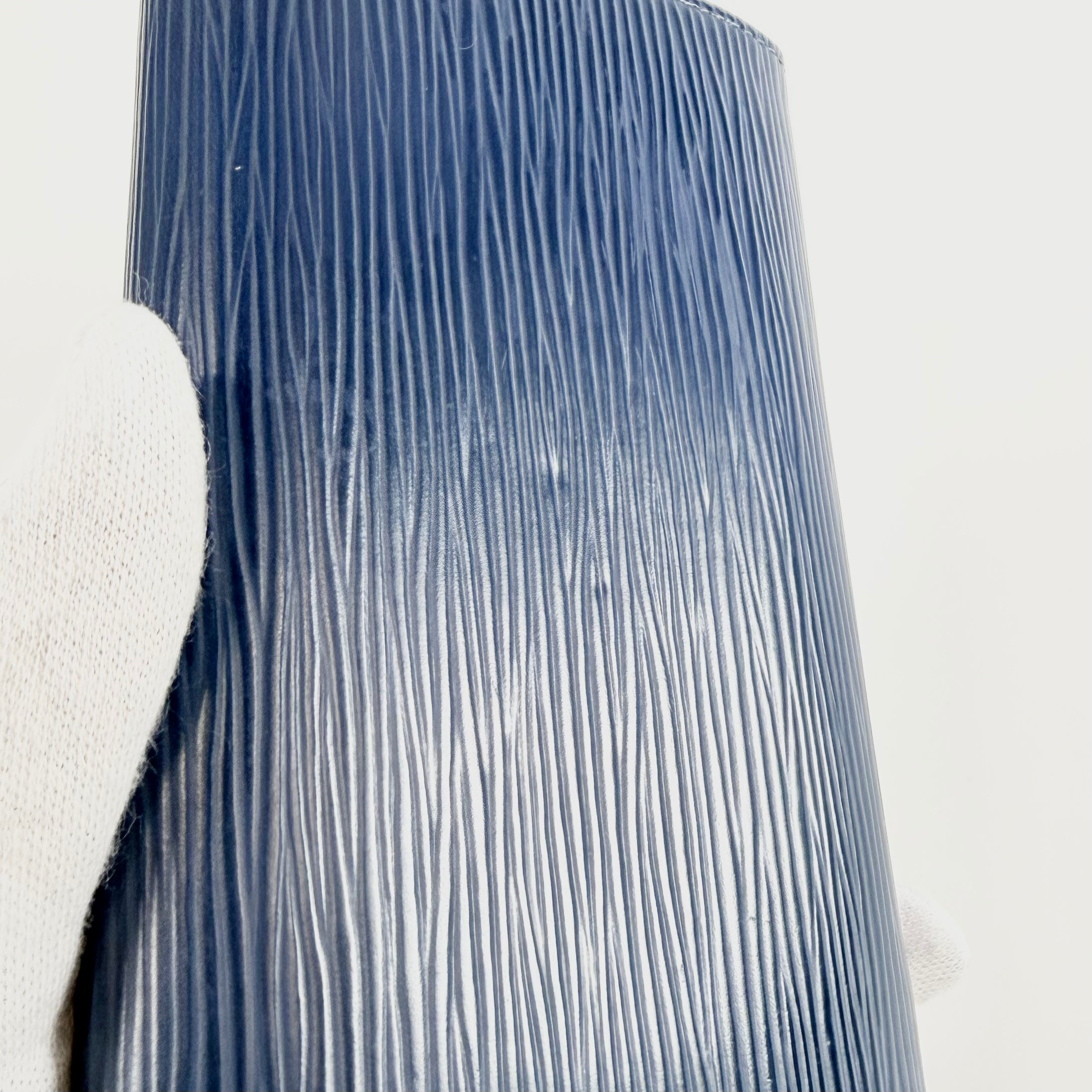 2608 secondhand LV Epi Portefeuille Zippy Blue