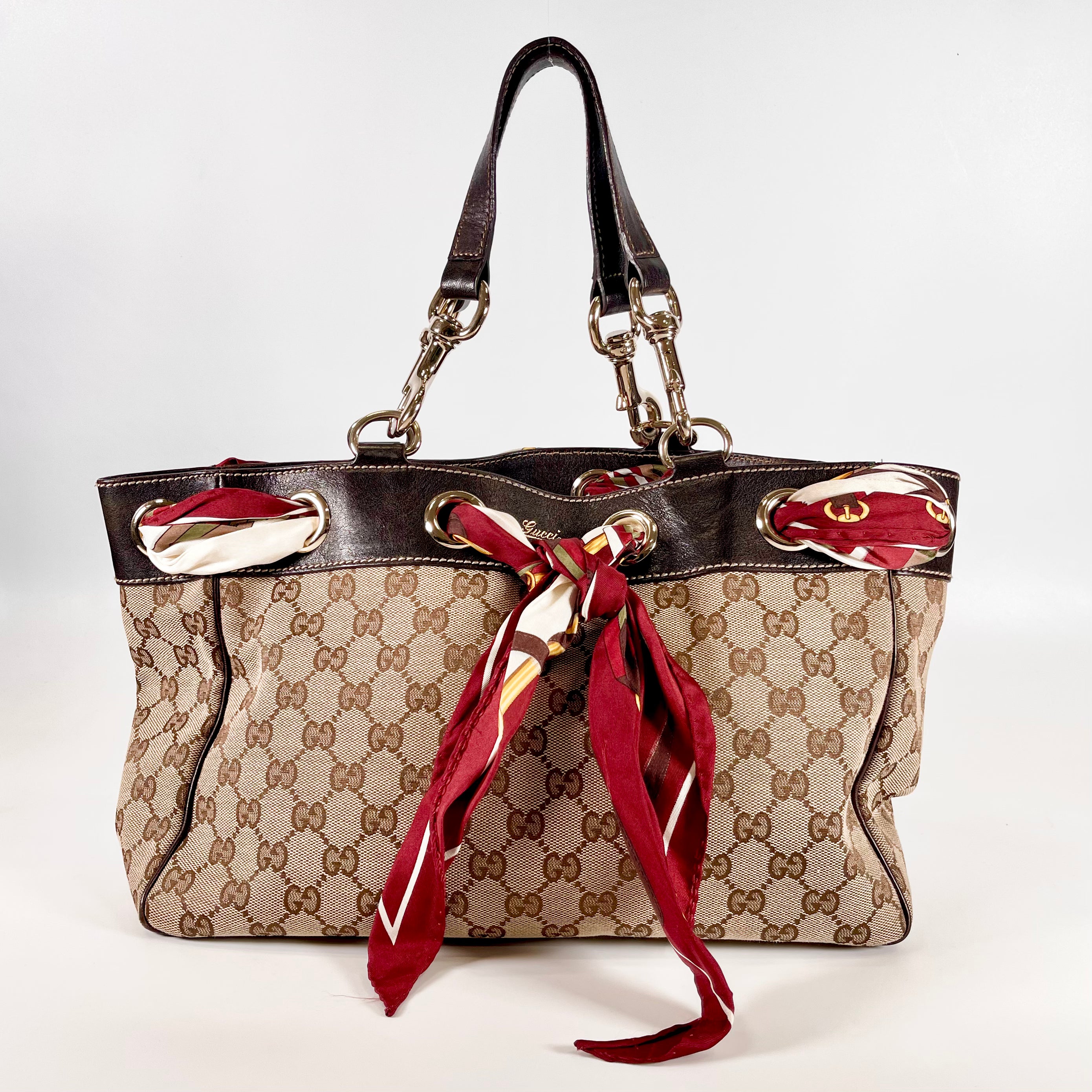 2601 secondhand GUCCI GG canvas hand bag