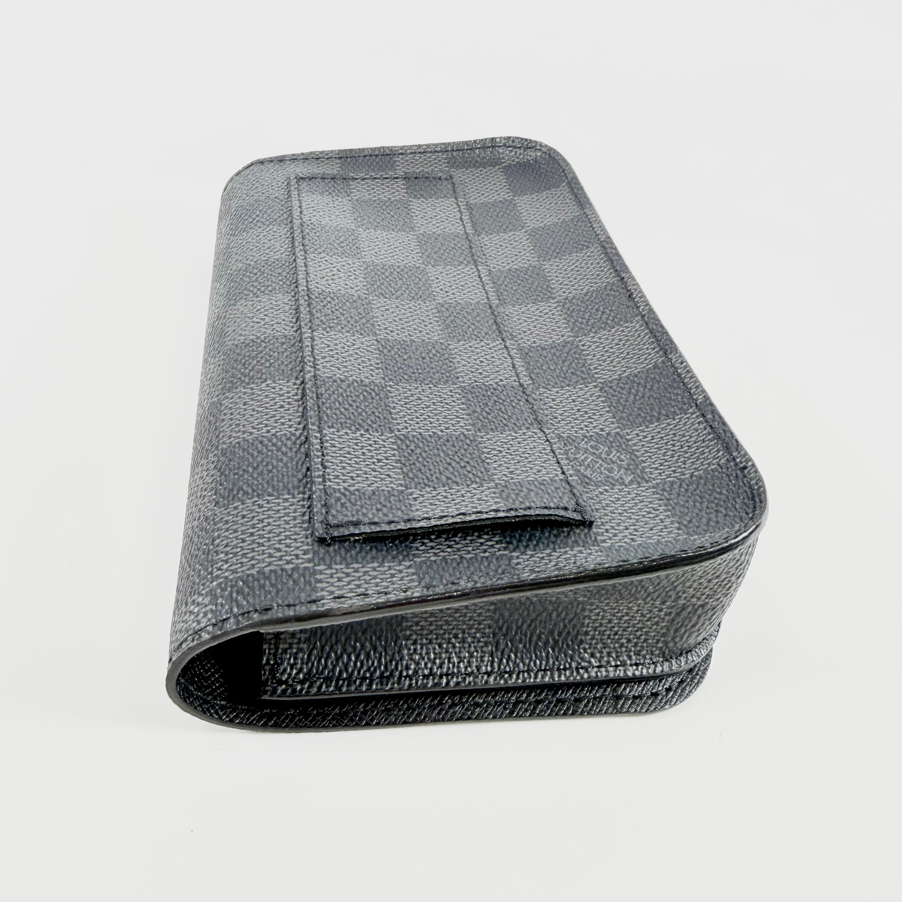 2608 secondhand LV Damier Graphite M6837T Pochette Homme