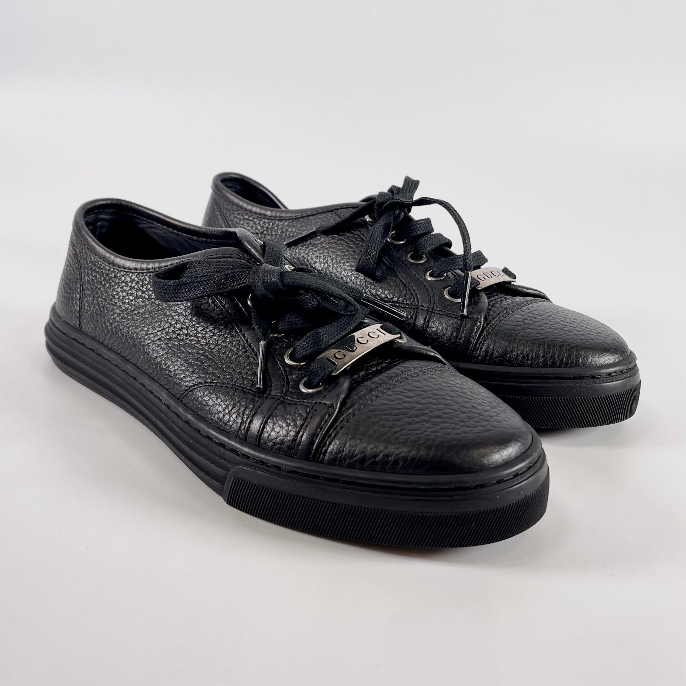 2602 secondhand GUCCI leather sneakers 35 1/2 Women's black 317337 logo plate