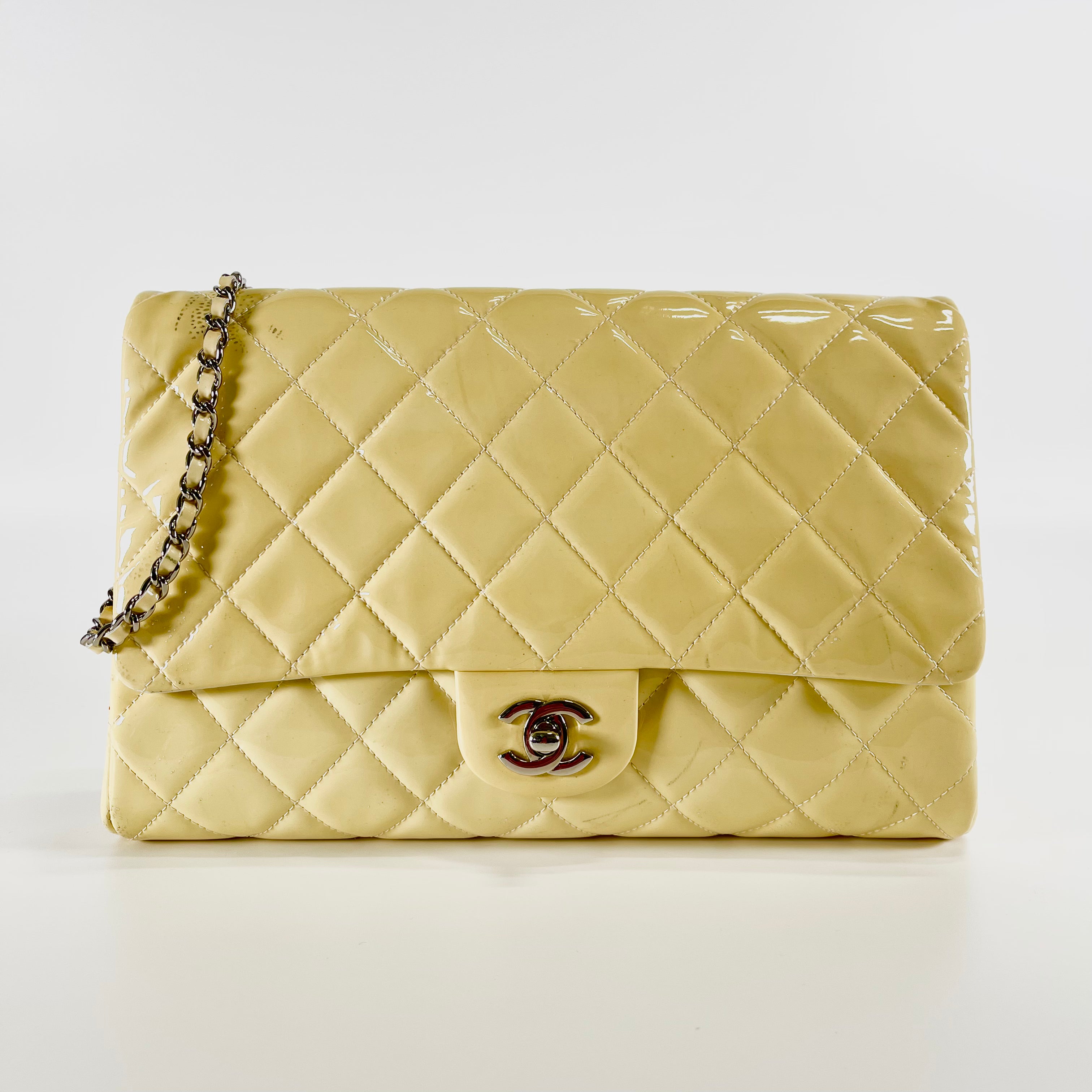 2506 CHANEL Shoulder Bag