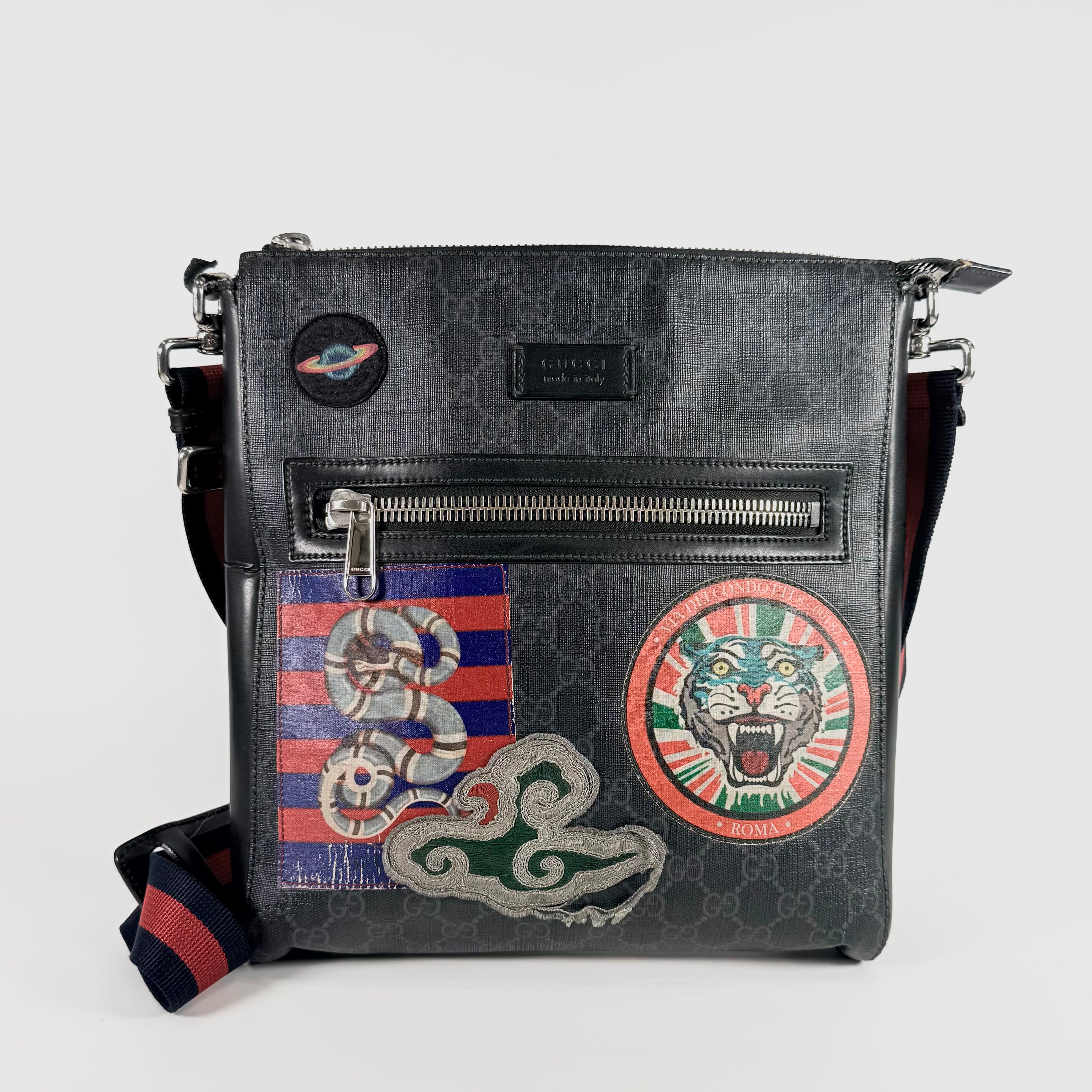 2606 secondhand GUCCI GG Supreme Shoulder bag