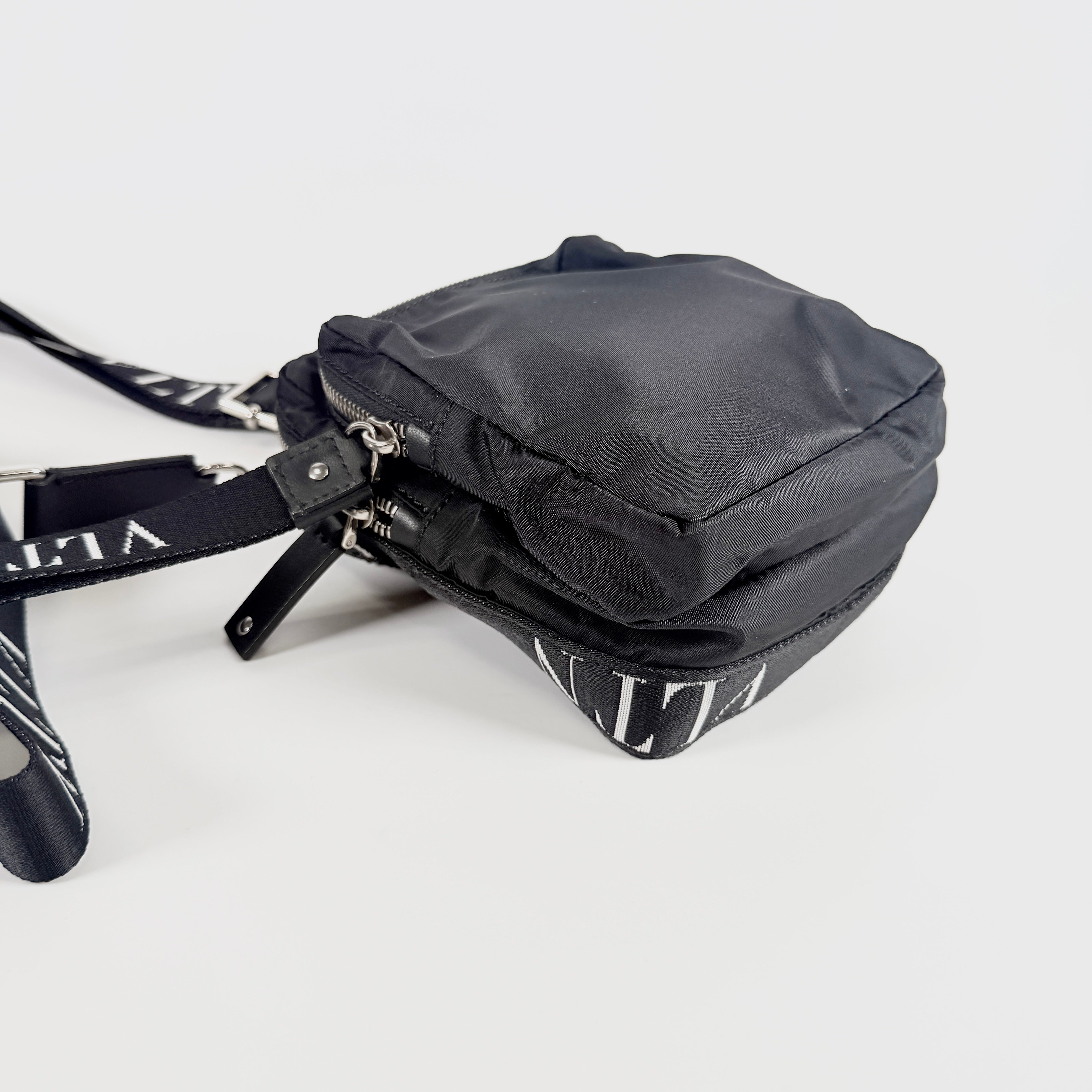 2608 secondhand VALENTINO Nylon Shoulder Bag Black