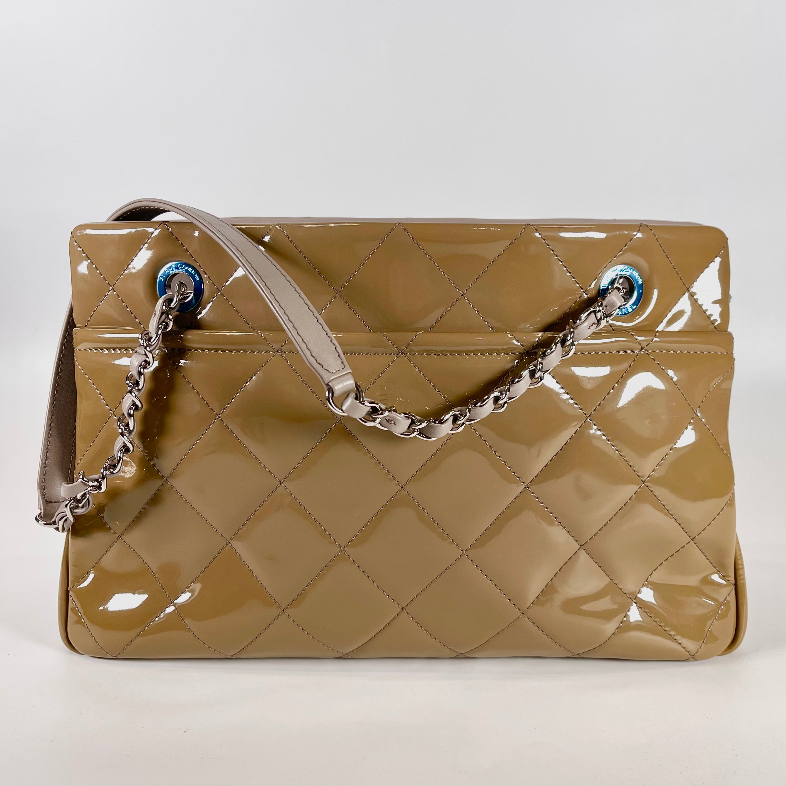 2602 secondhand CHANEL patent hand bag