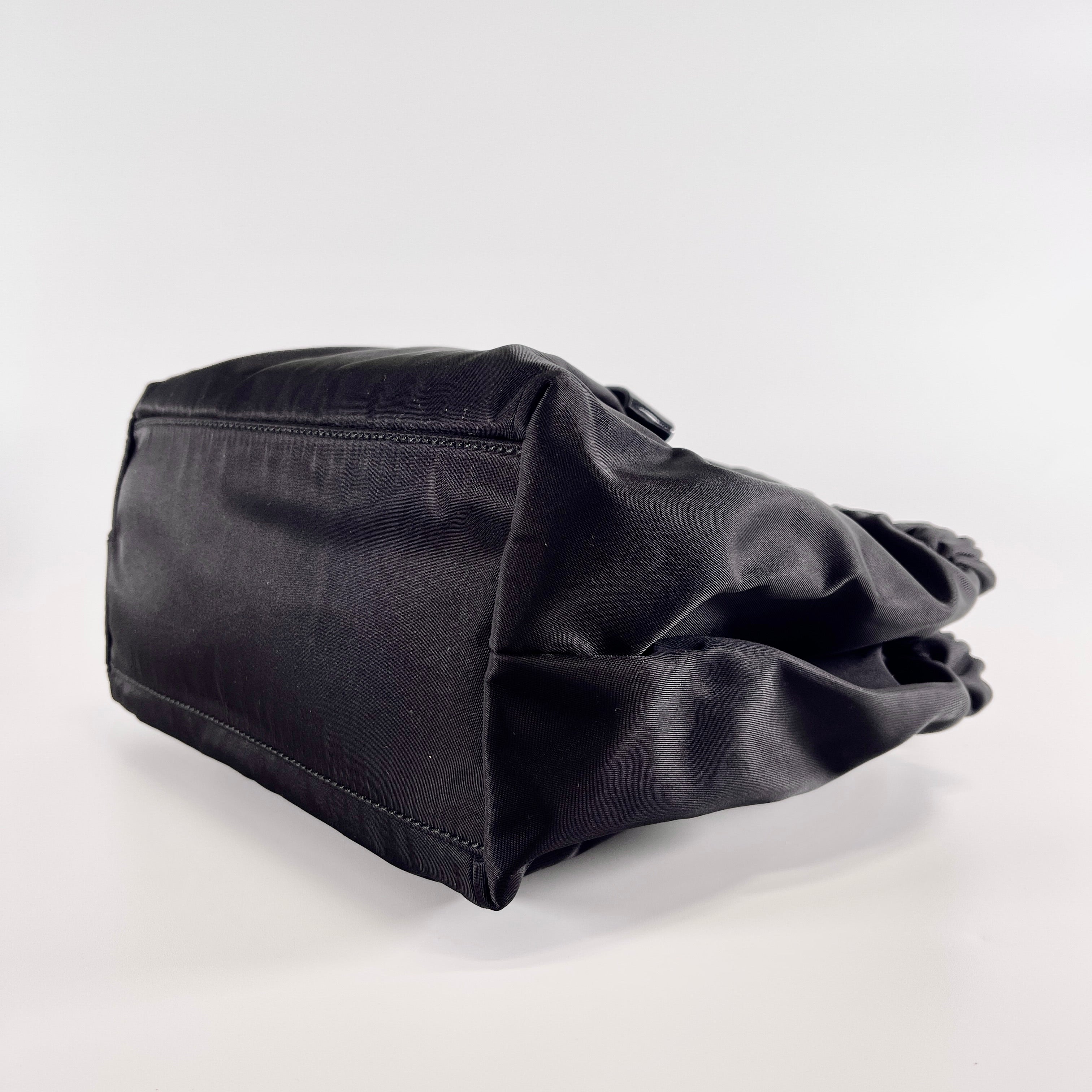 2602 secondhand Ferragamo hand bag