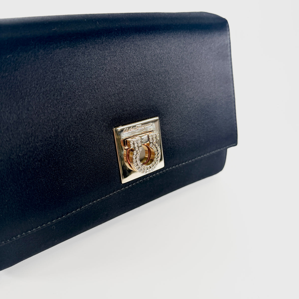 2606 secondhand Ferragamo Gancini Semi shoulder black
