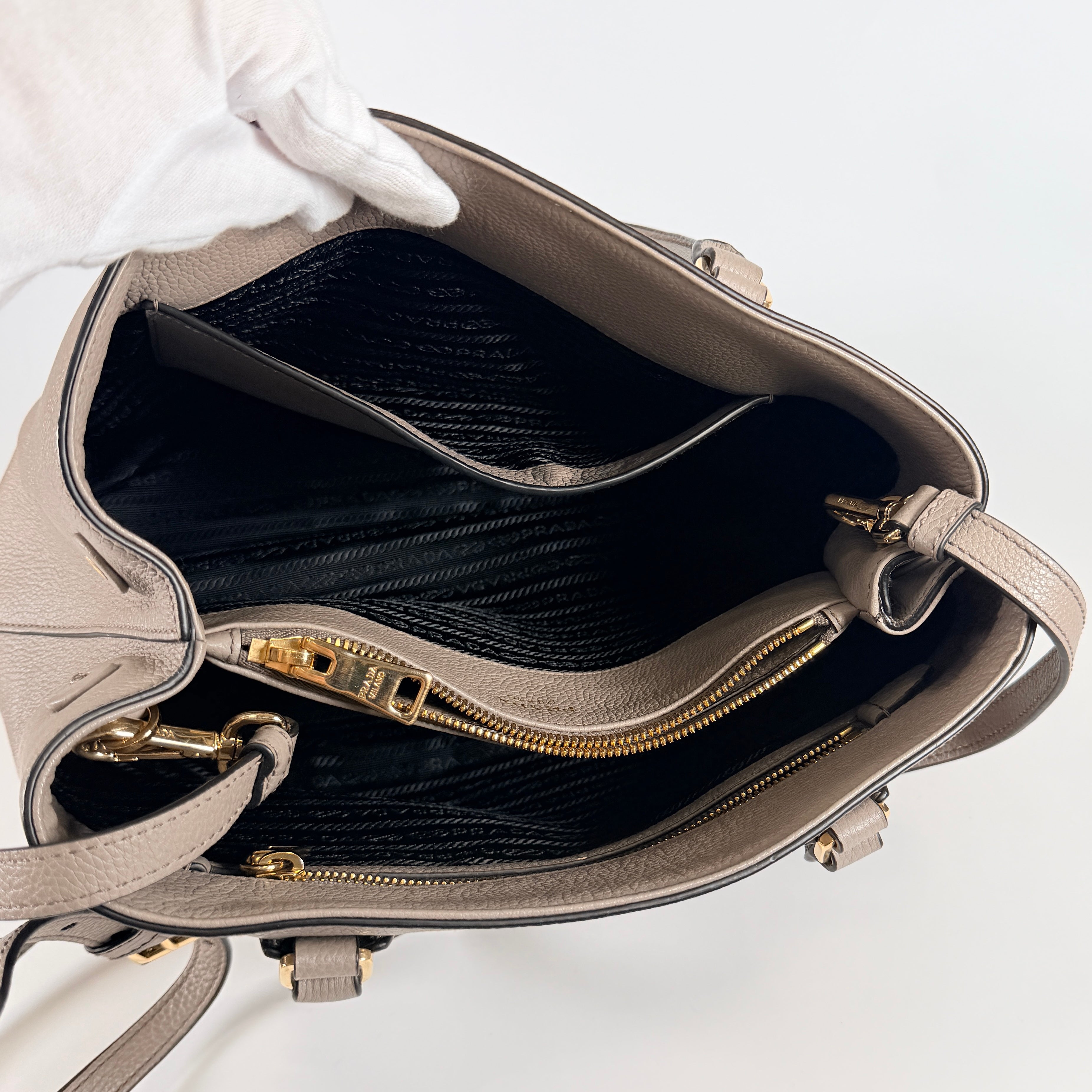 2607 secondhand Prada Leather 2Way Bag