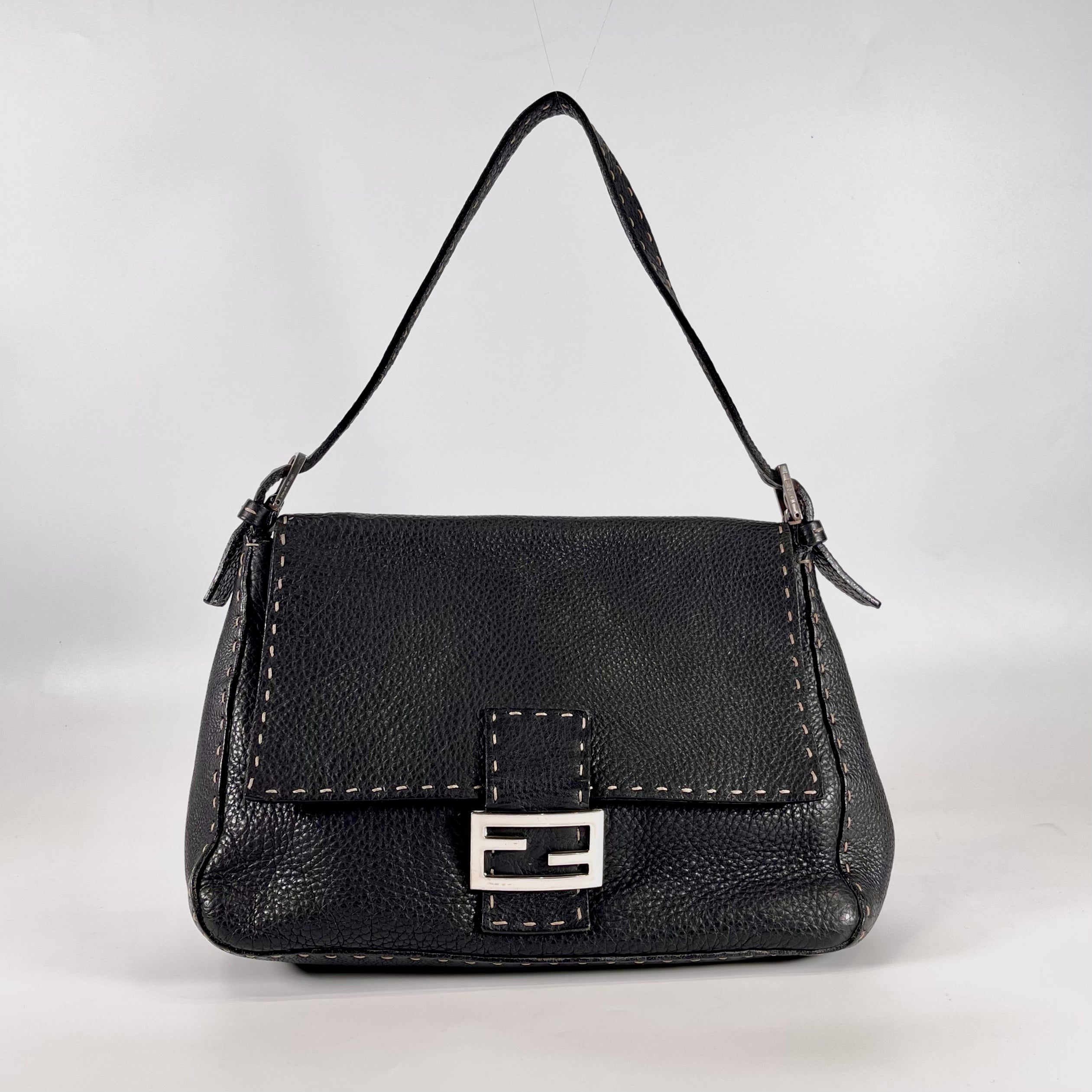 2601 secondhand FENDI hand bag