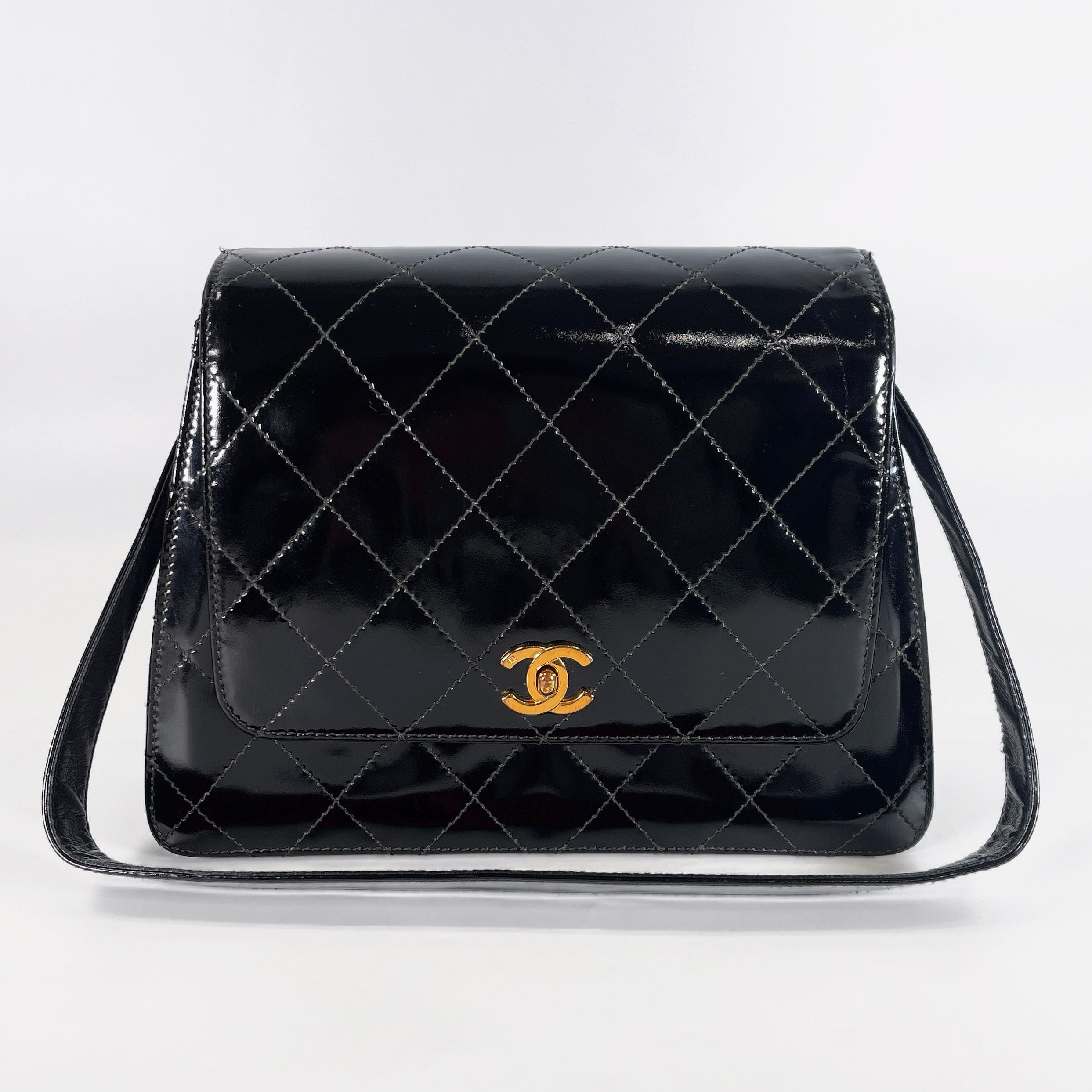 2604 secondhand CHANEL patent Shoulder bag