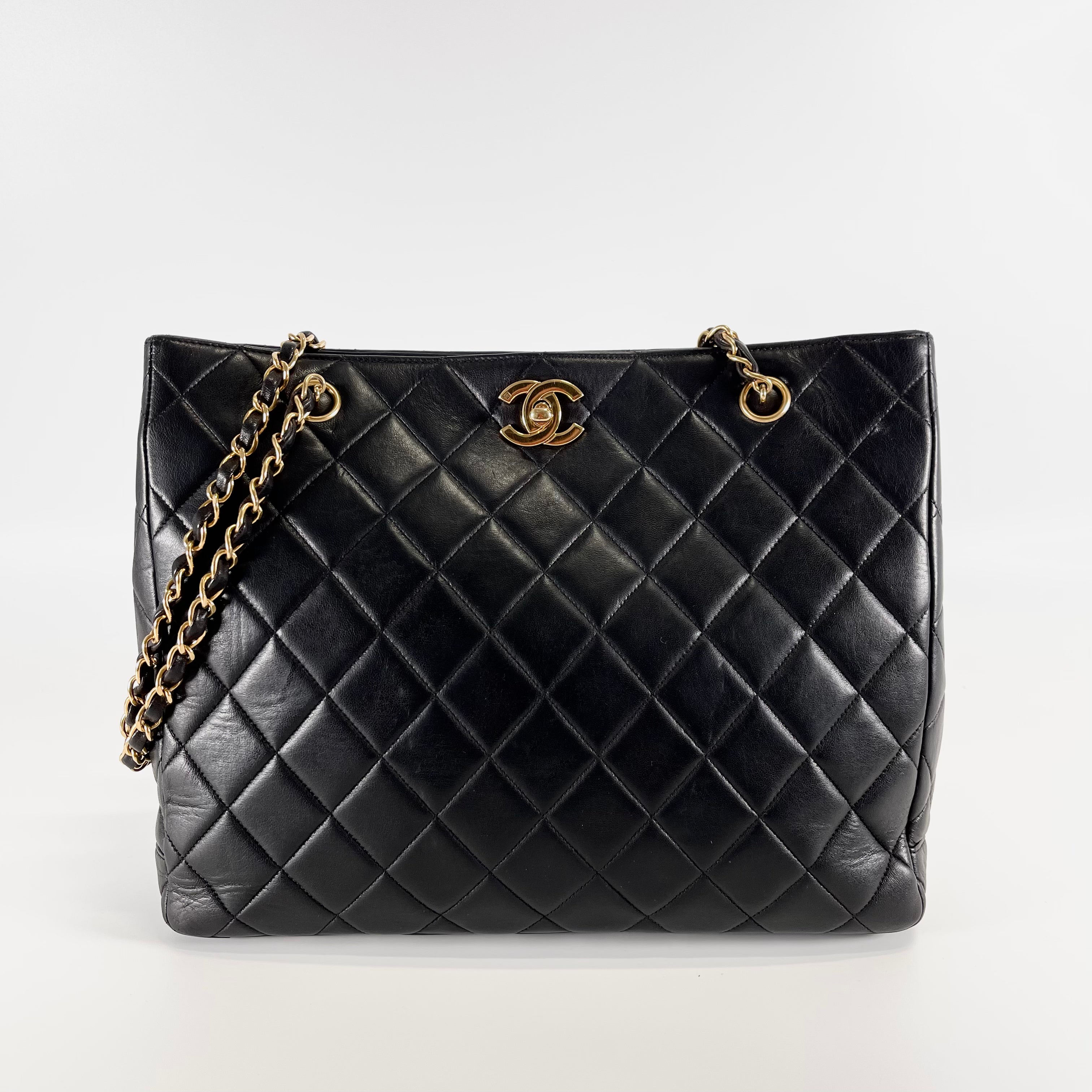 2511 CHANEL Lambskin Chain Tote