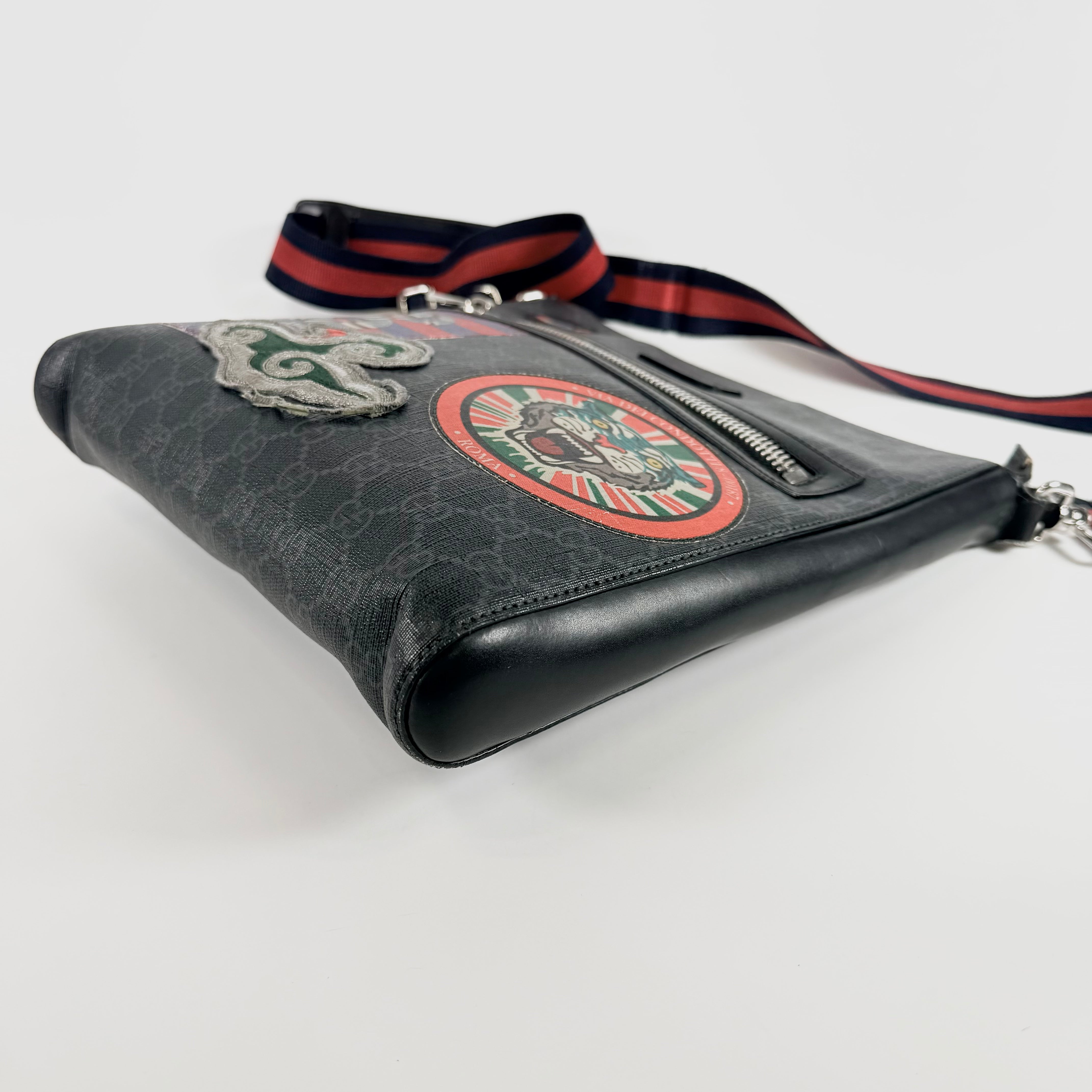 2606 secondhand GUCCI GG Supreme Shoulder bag