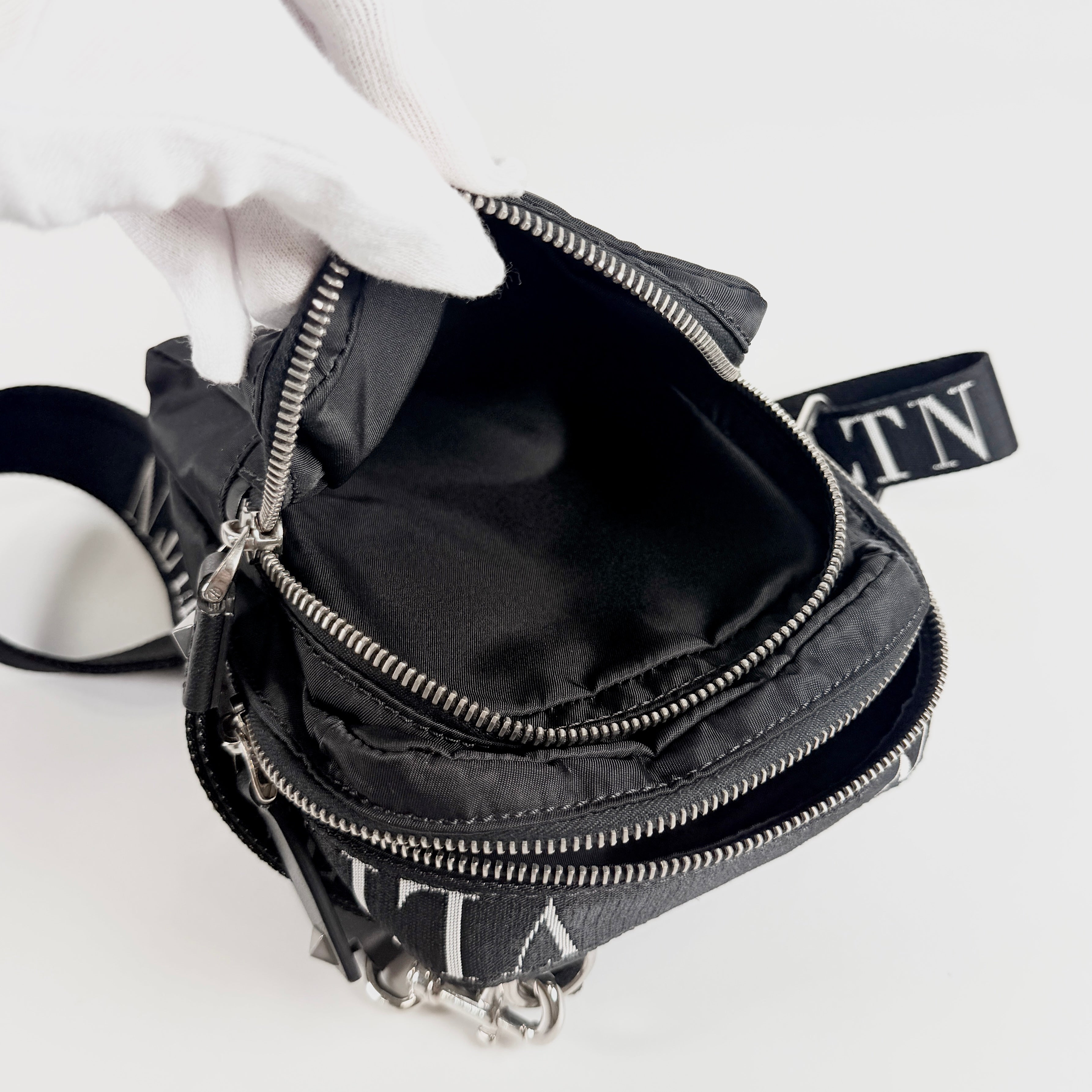 2608 secondhand VALENTINO Nylon Shoulder Bag Black