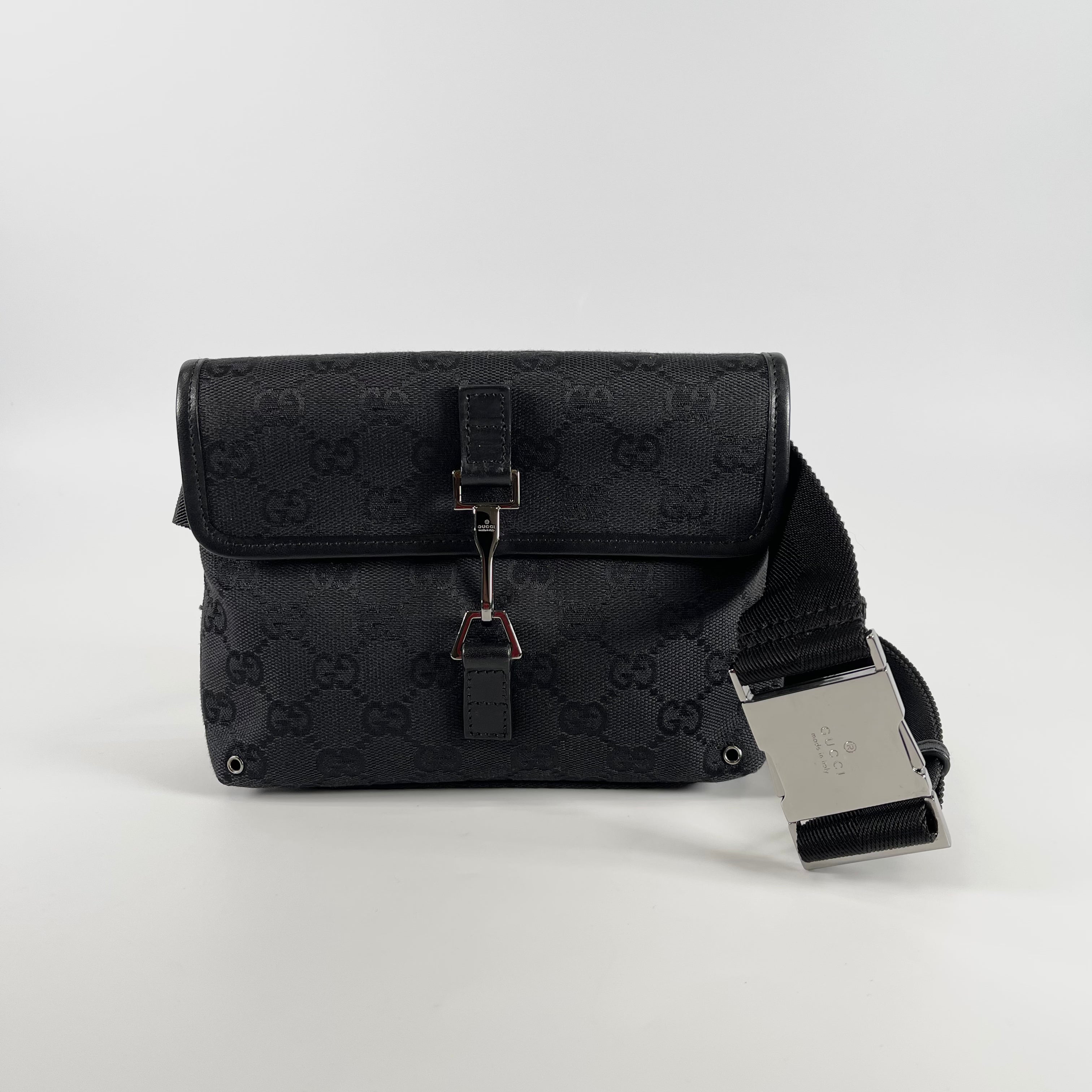 2602 secondhand GUCCI GG canvas Body Bag