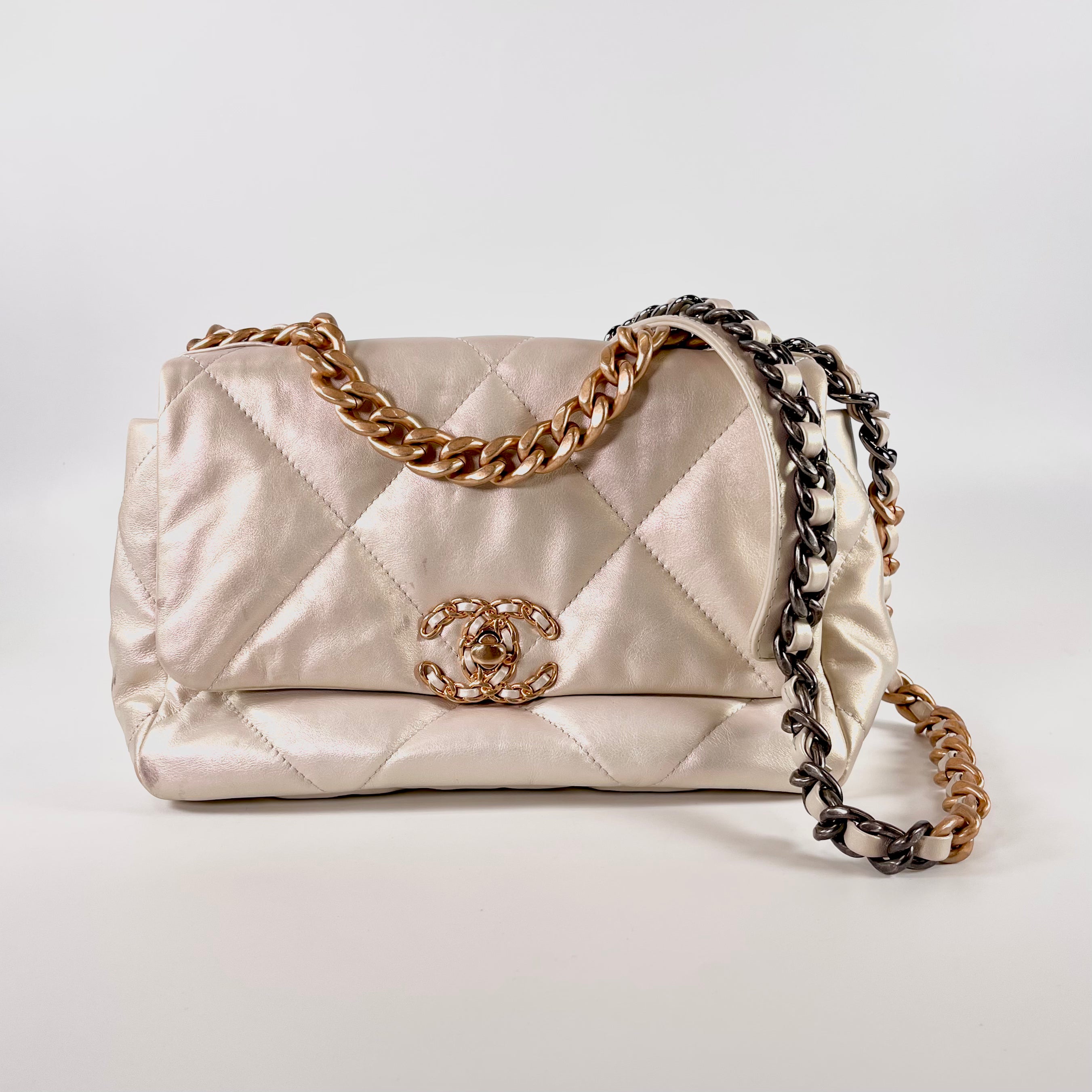 2601 CHANEL lambskin Chain Shoulder Bag Pearl white 31