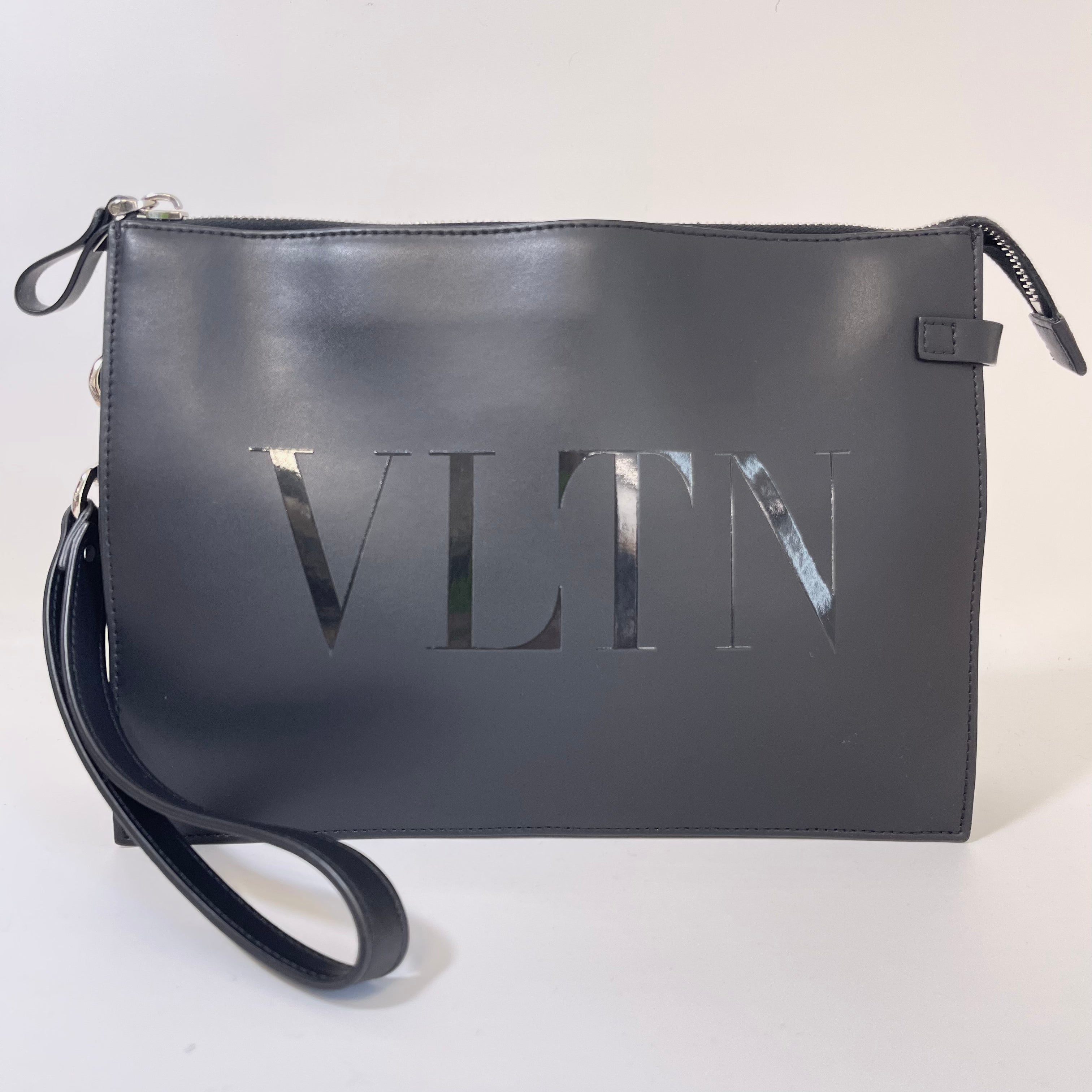 2511 VALENTINO VLTN Leather Clutch Bag in Black