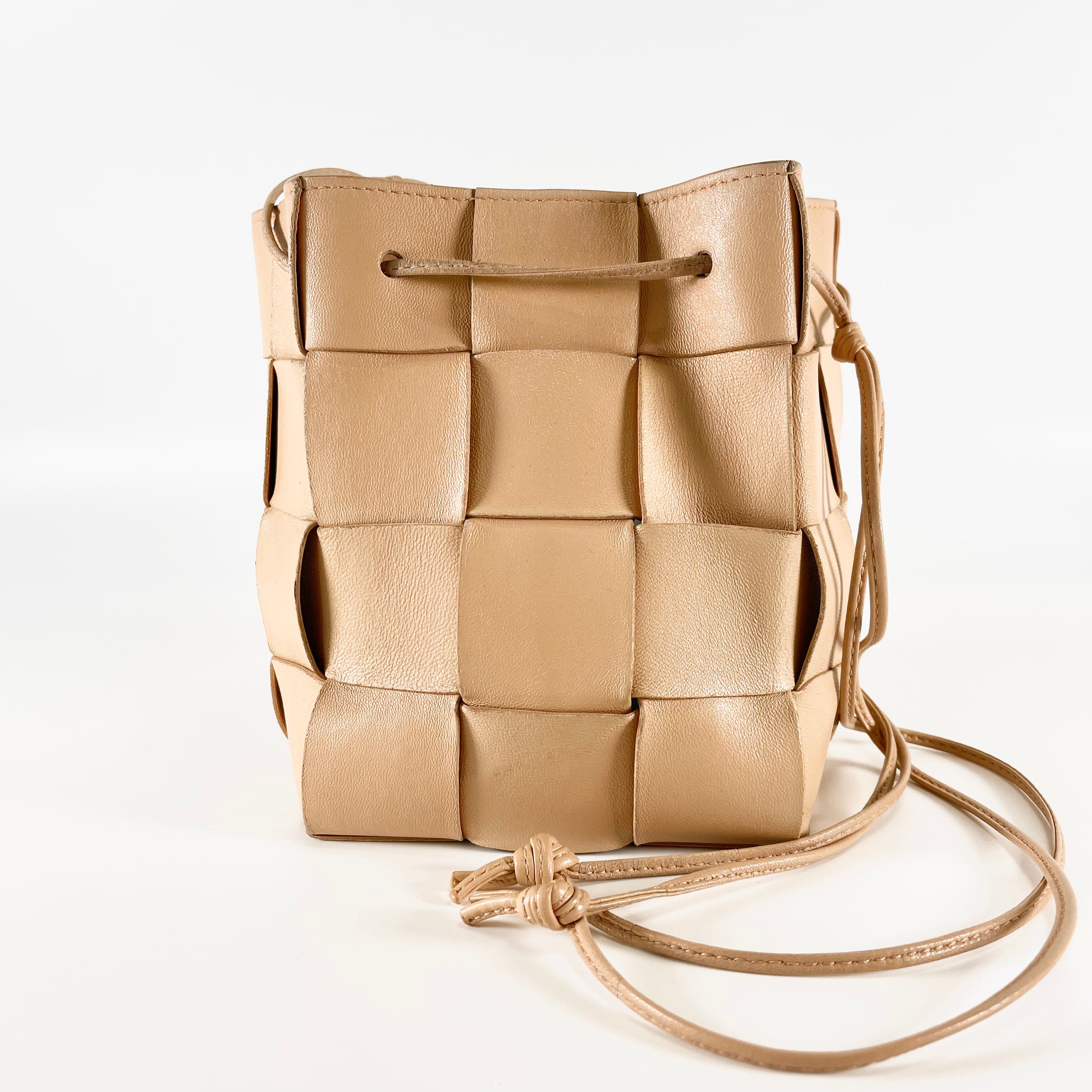 2603 secondhand BOTTEGAVENETA Maxi Intrecciato leather cassette Shoulder bag beige