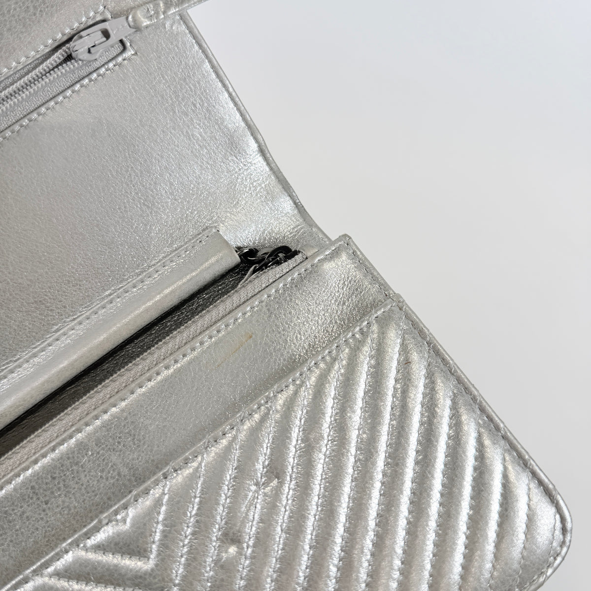 2607 secondhand CHANEL Chain Wallet