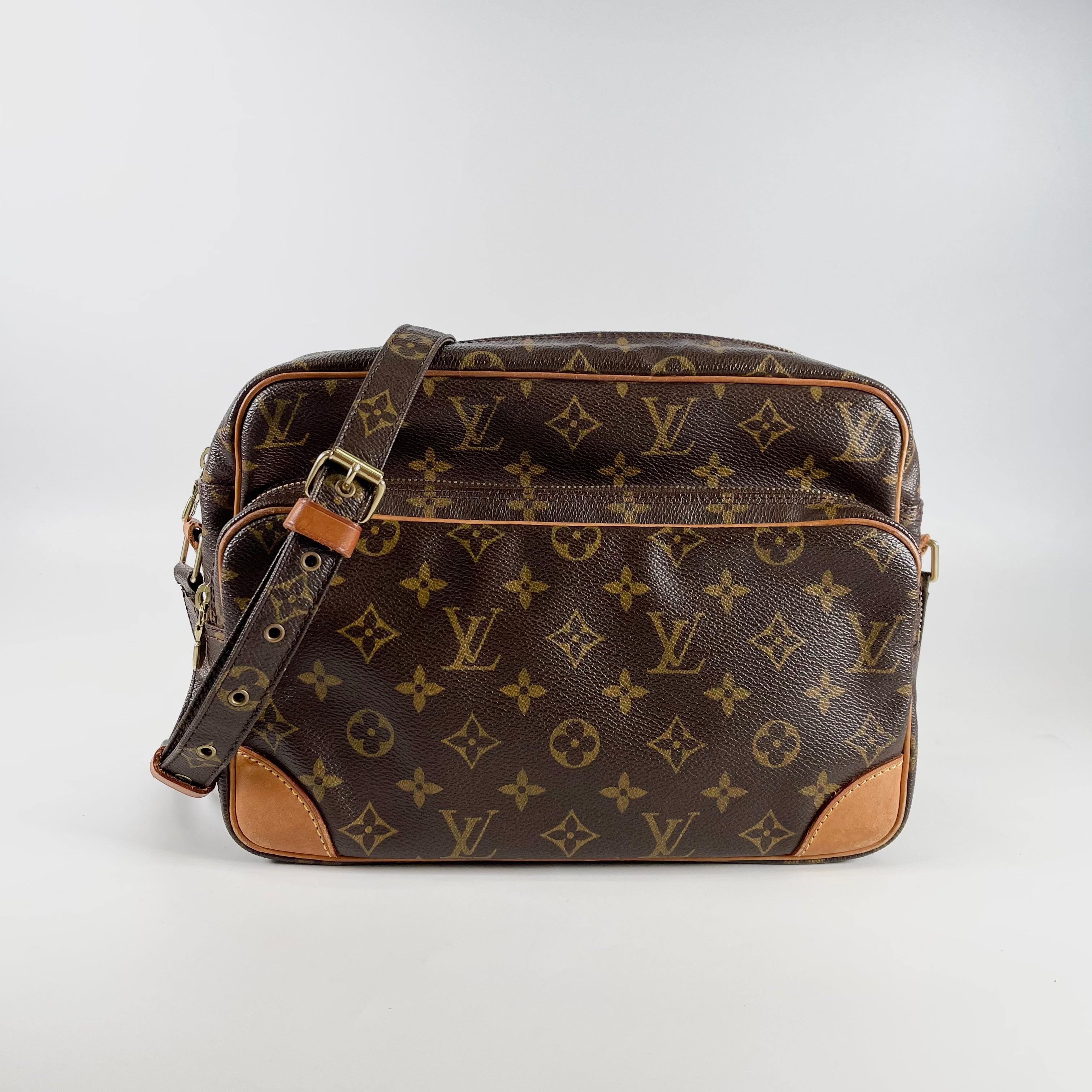 2602 secondhand LV Monogram Nile