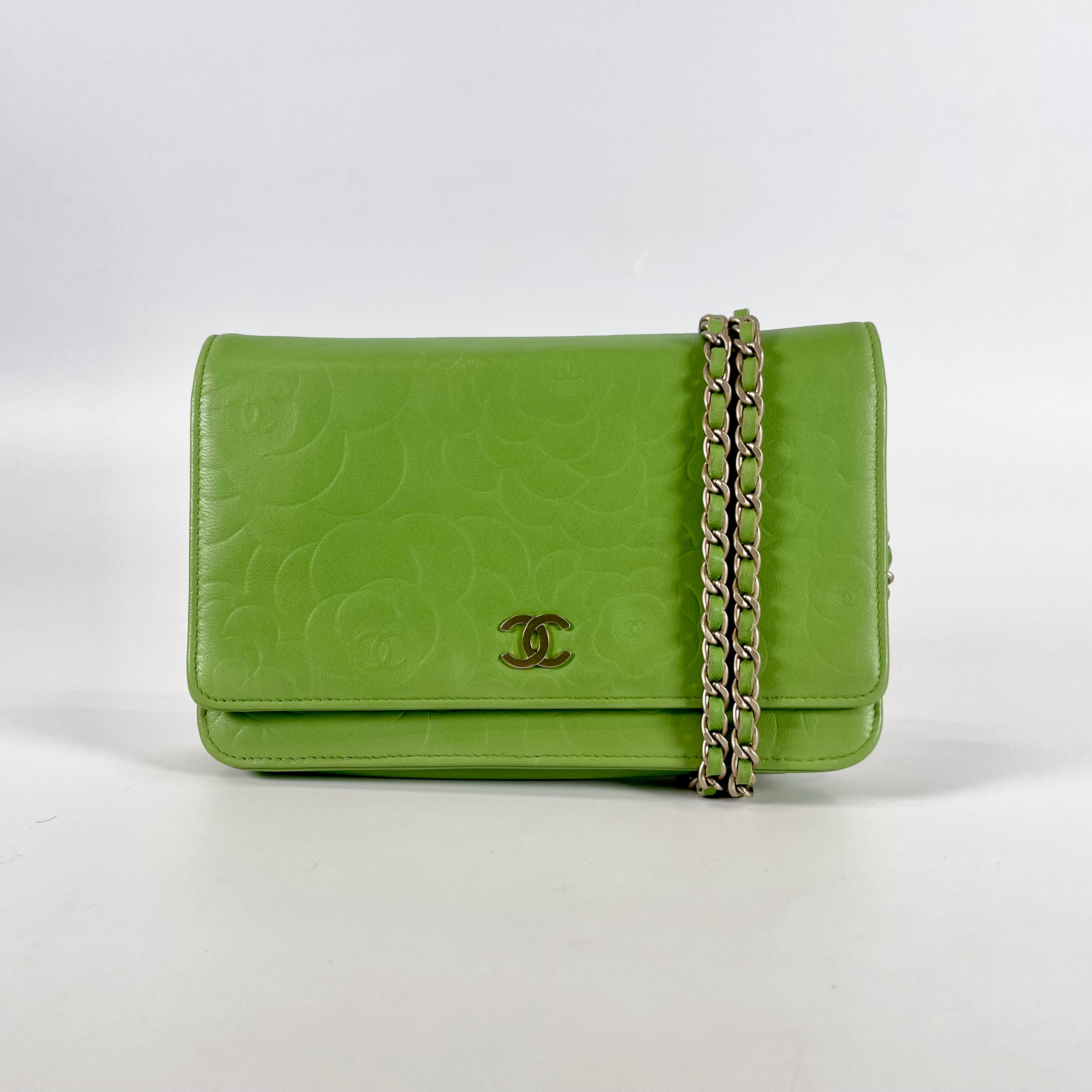 2601 CHANEL Camellia Chain Wallet green lambskin