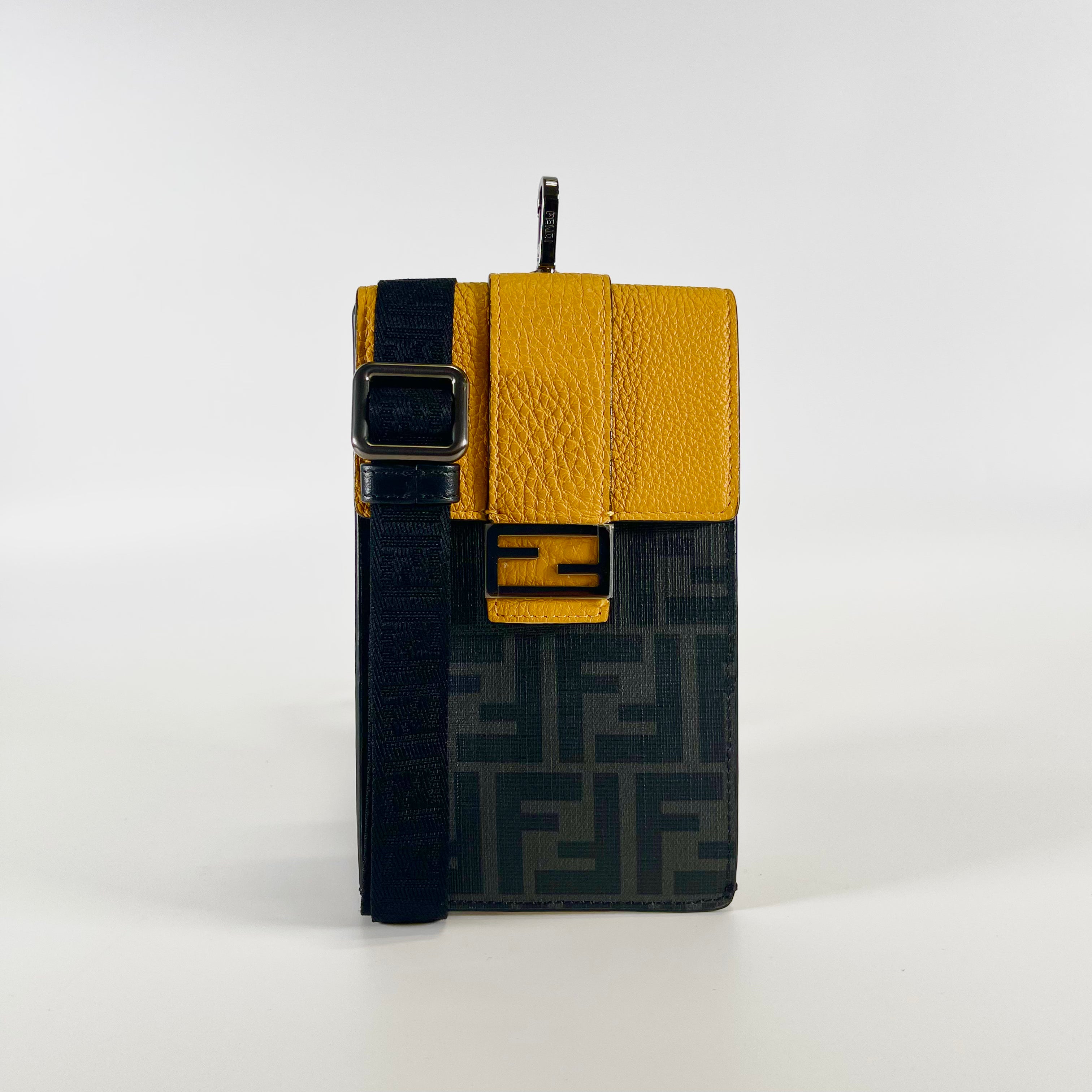 2601 secondhand FENDI neck pouch