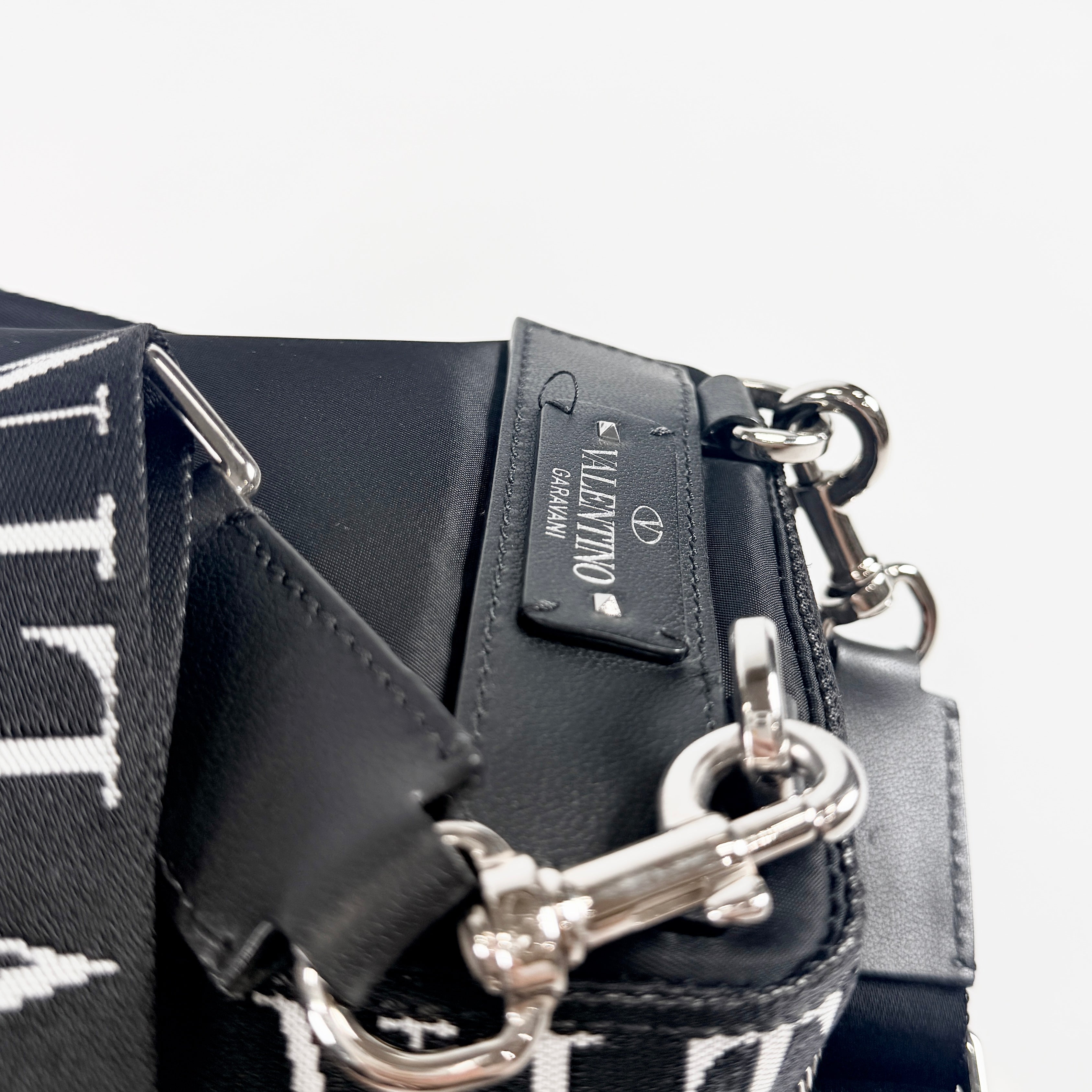 2608 secondhand VALENTINO Nylon Shoulder Bag Black