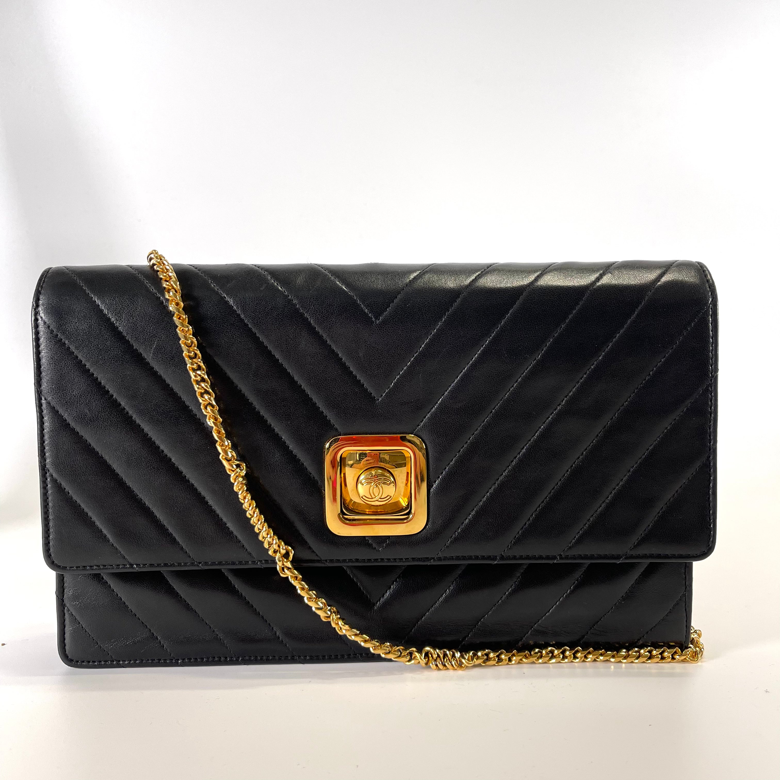 2506 CHANEL Lamb V-Stitch Push Lock Chain Shoulder Bag