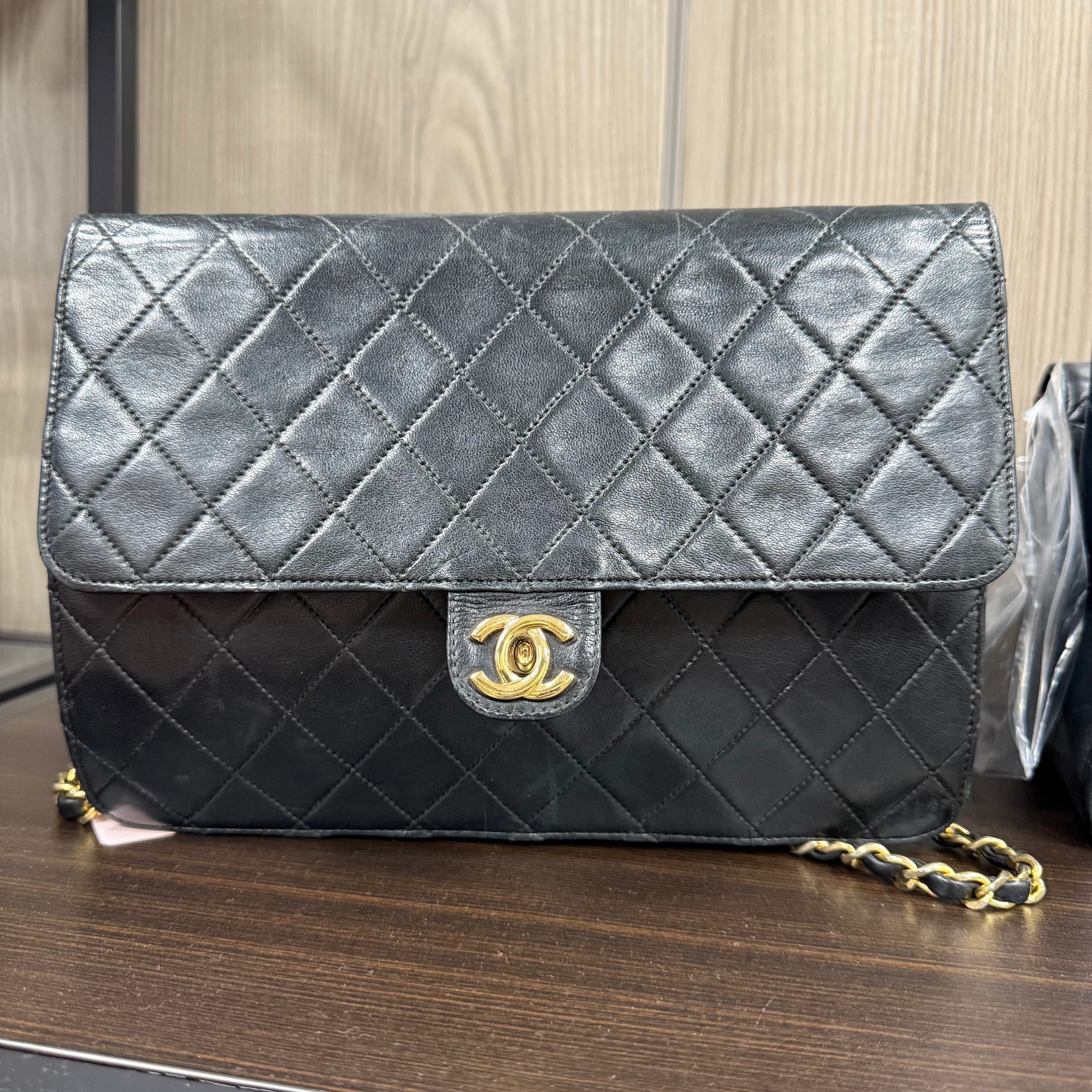 2507 CHANEL Turnlock Chain Shoulder Bag
