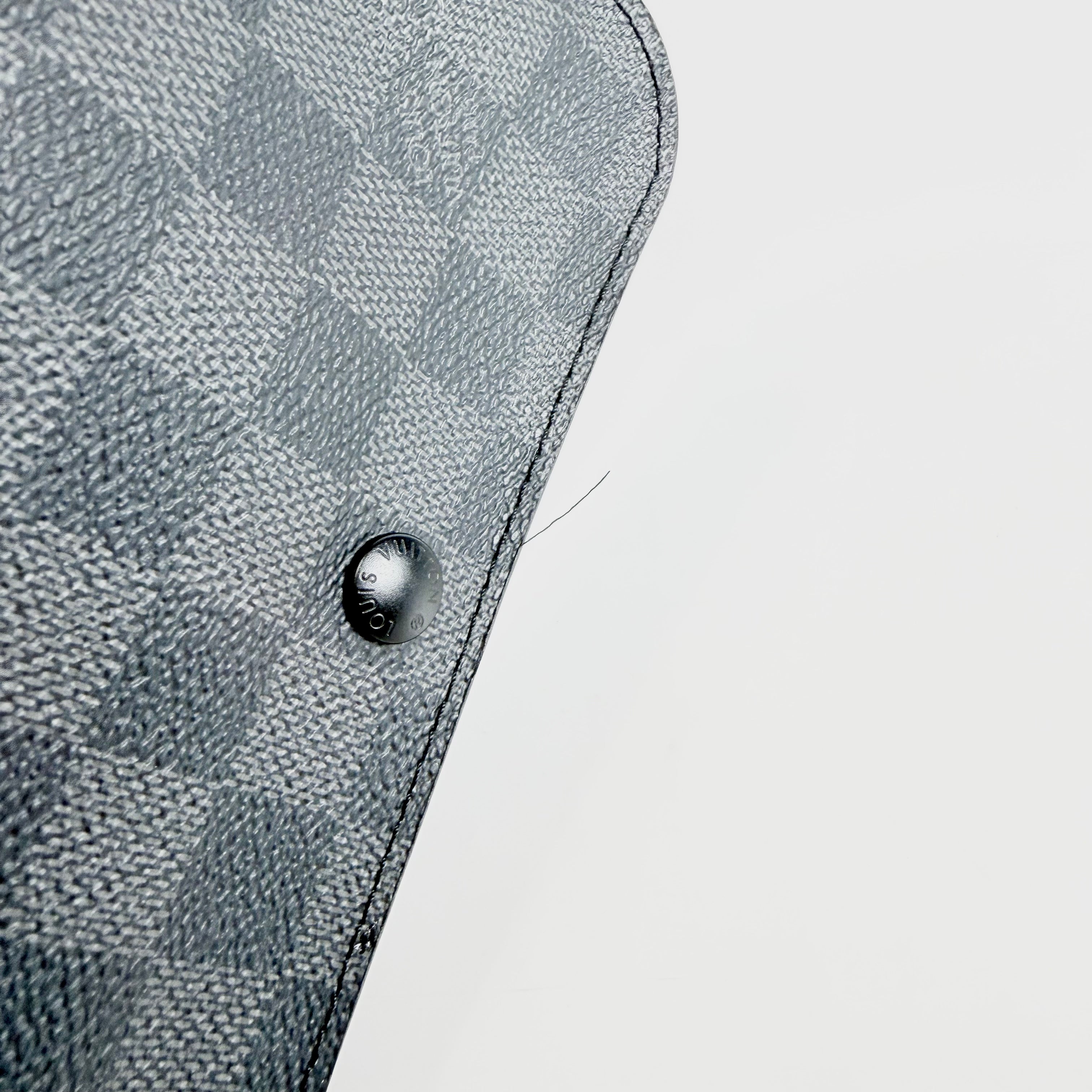 2608 secondhand LV Damier Graphite M6837T Pochette Homme