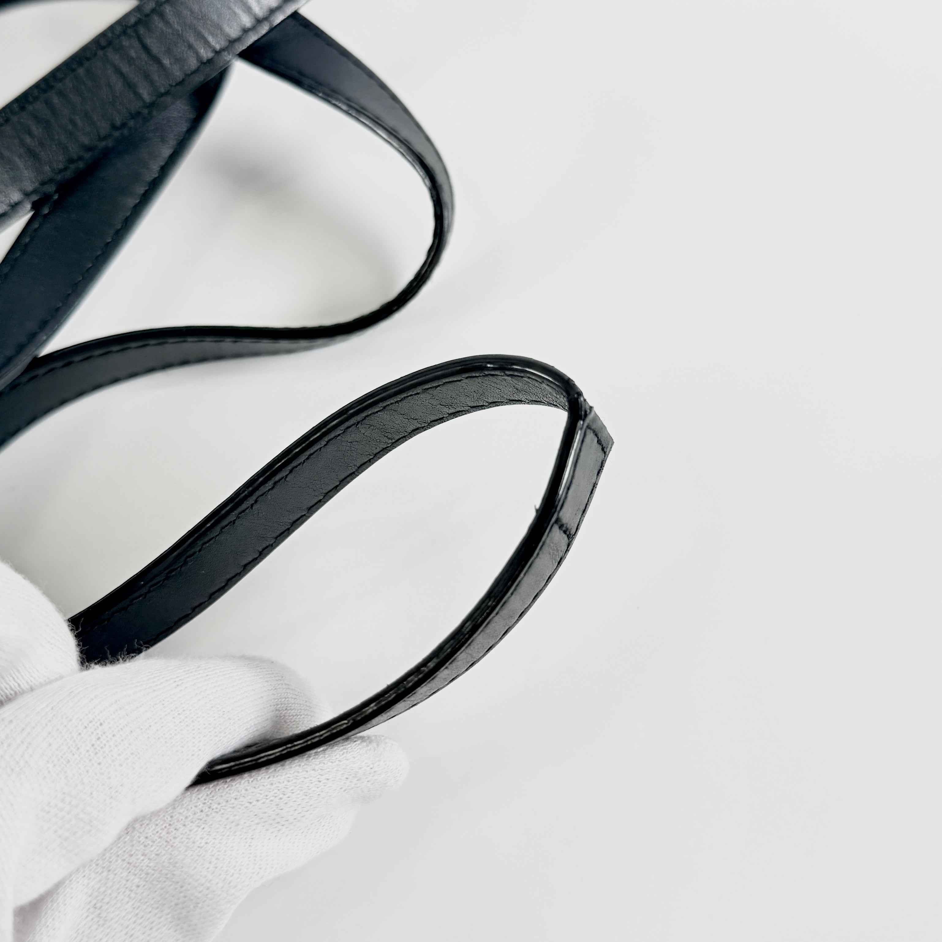 2604 secondhand Saint Laurent Calfskin Shoulder Bag
