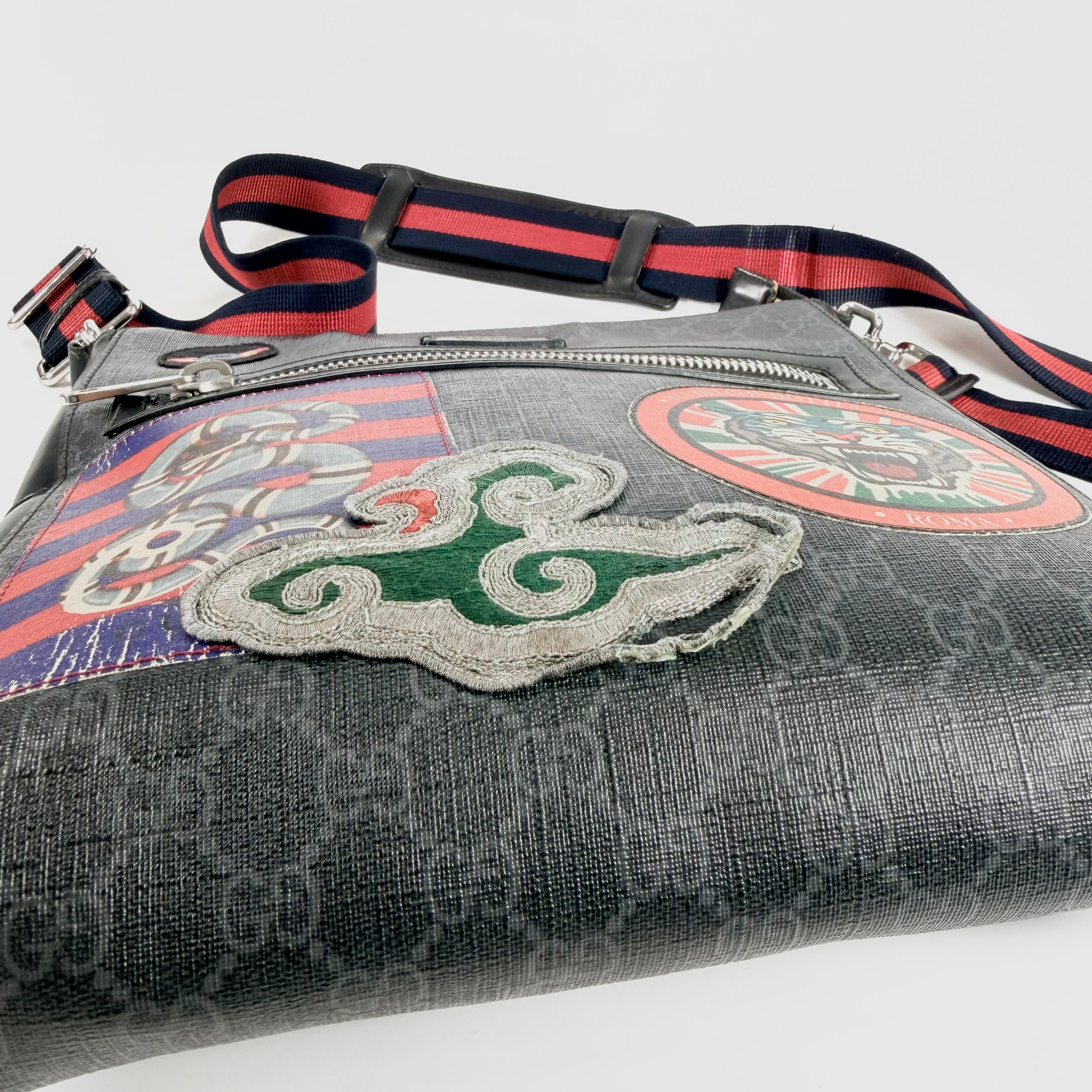 2606 secondhand GUCCI GG Supreme Shoulder bag
