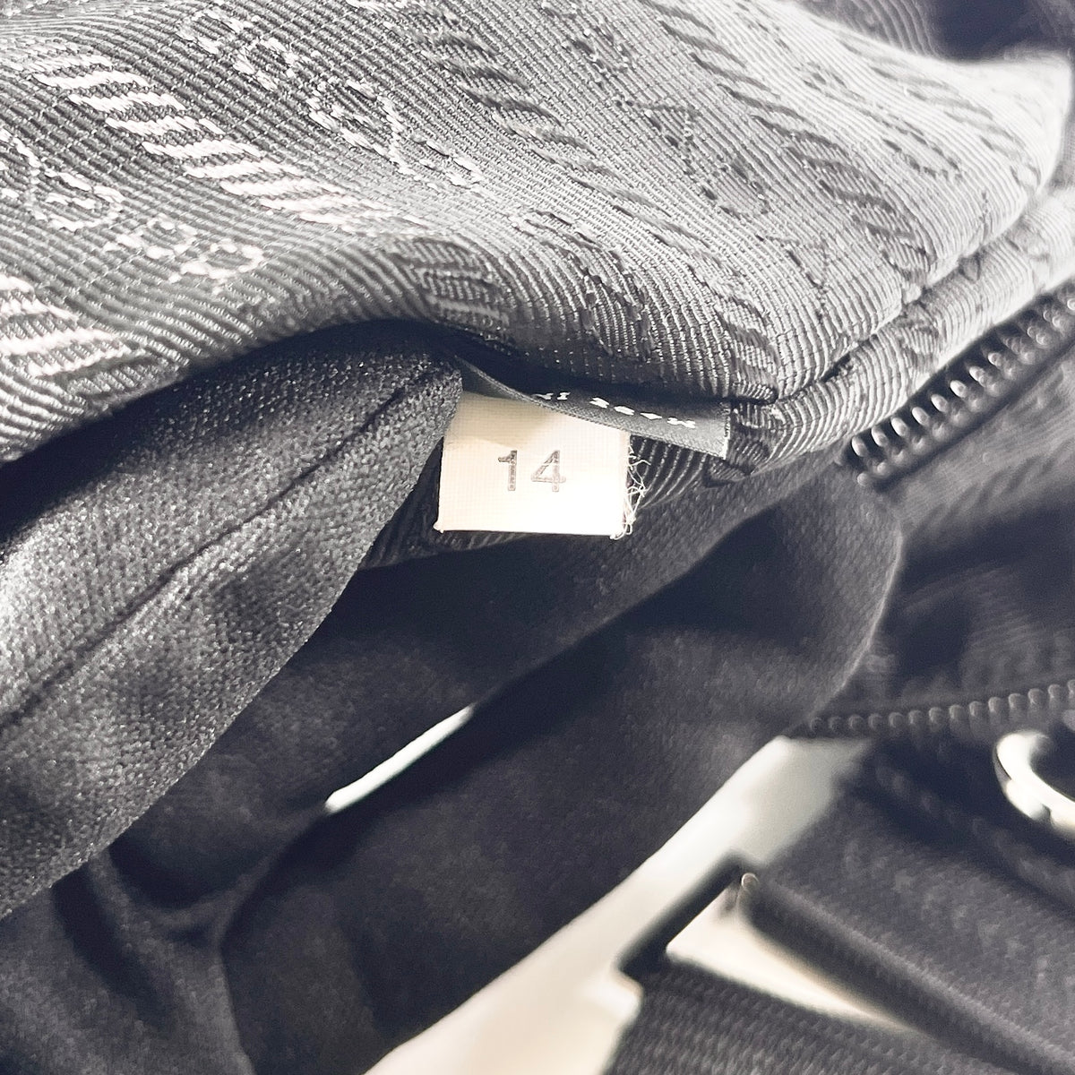 2608 secondhand PRADA Shoulder bag / Crossbody Bag
