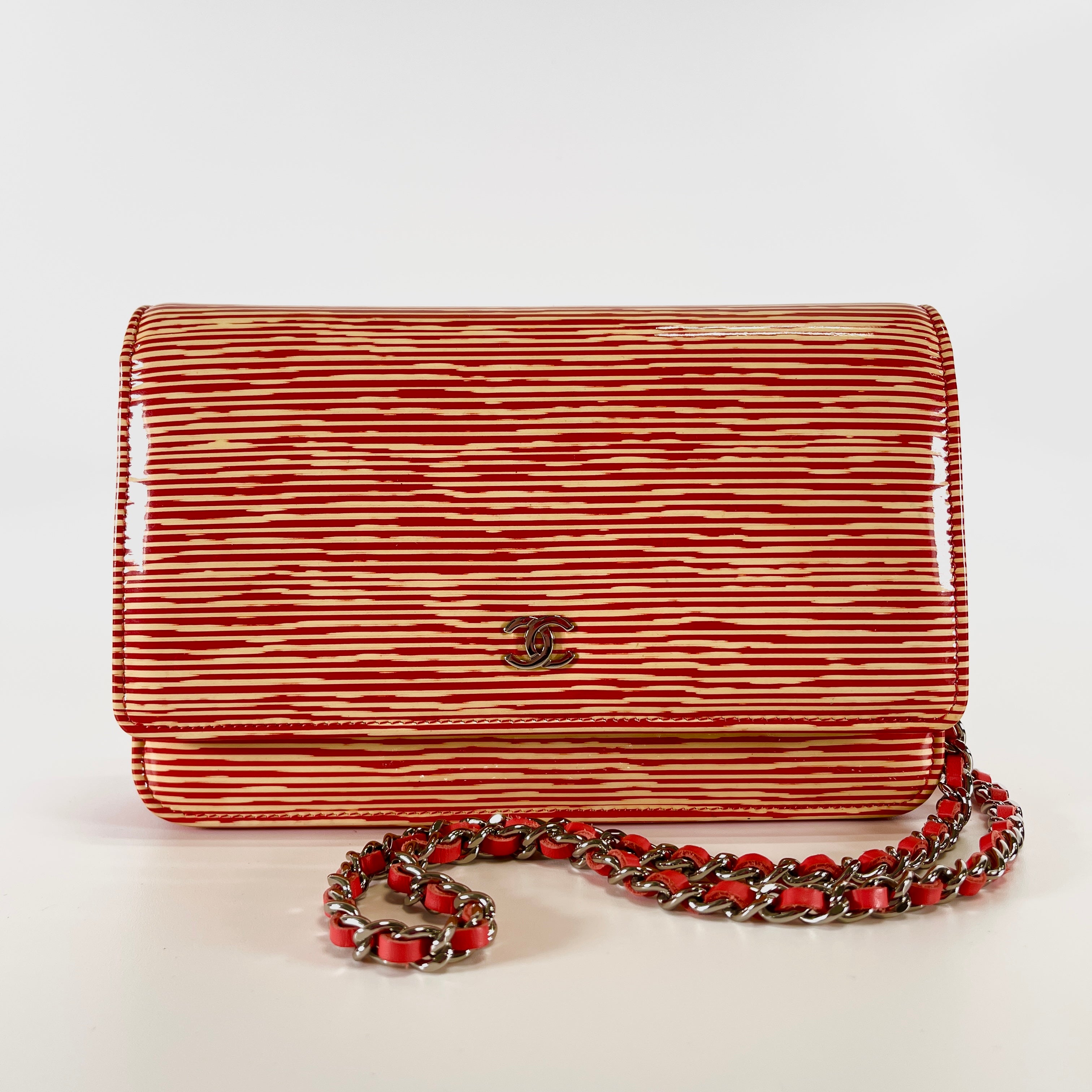 2605 secondhand CHANEL Patent Leather Wallet chain